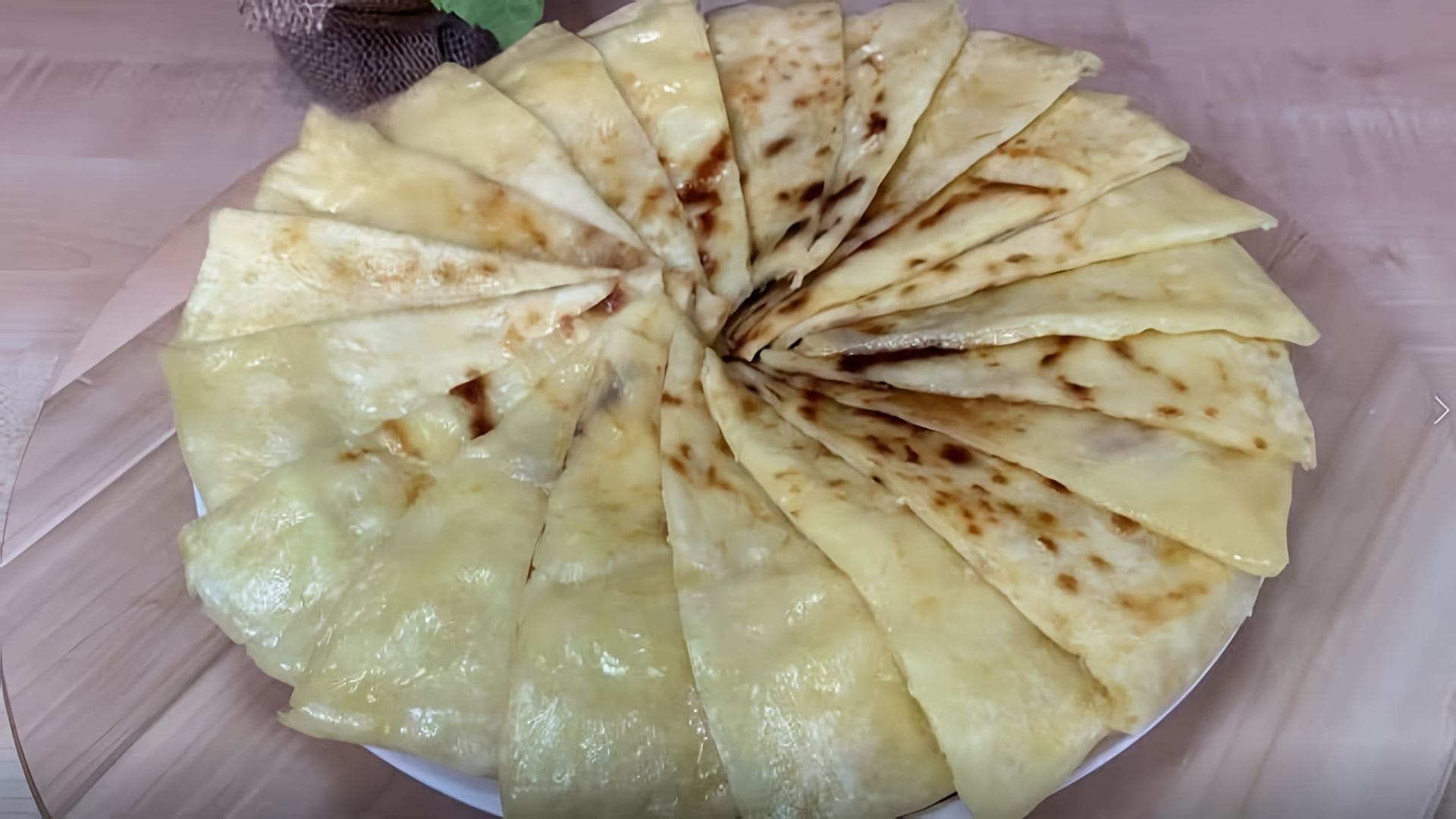 В этом видео-ролике вы увидите, как приготовить вкусные и ароматные чуду с картофелем и сыром