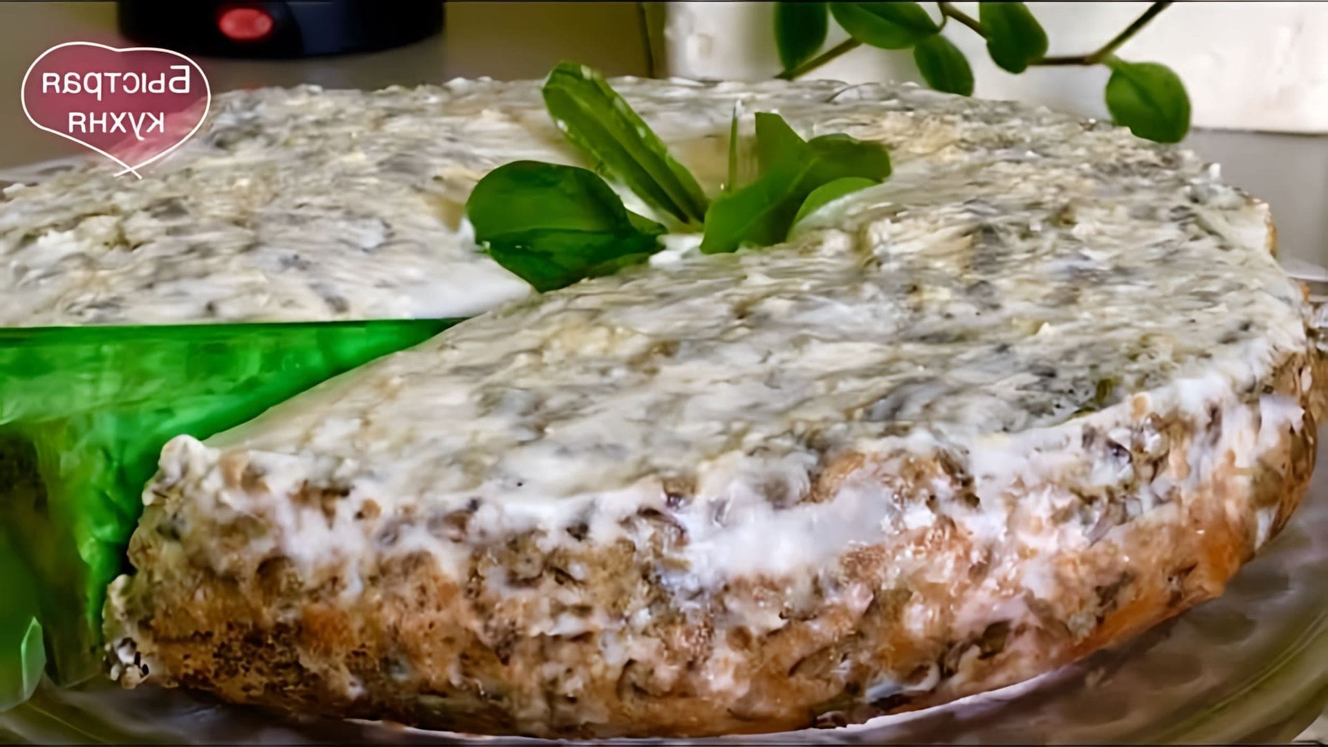 В этом видео демонстрируется процесс приготовления вкусного пирога с щавелем