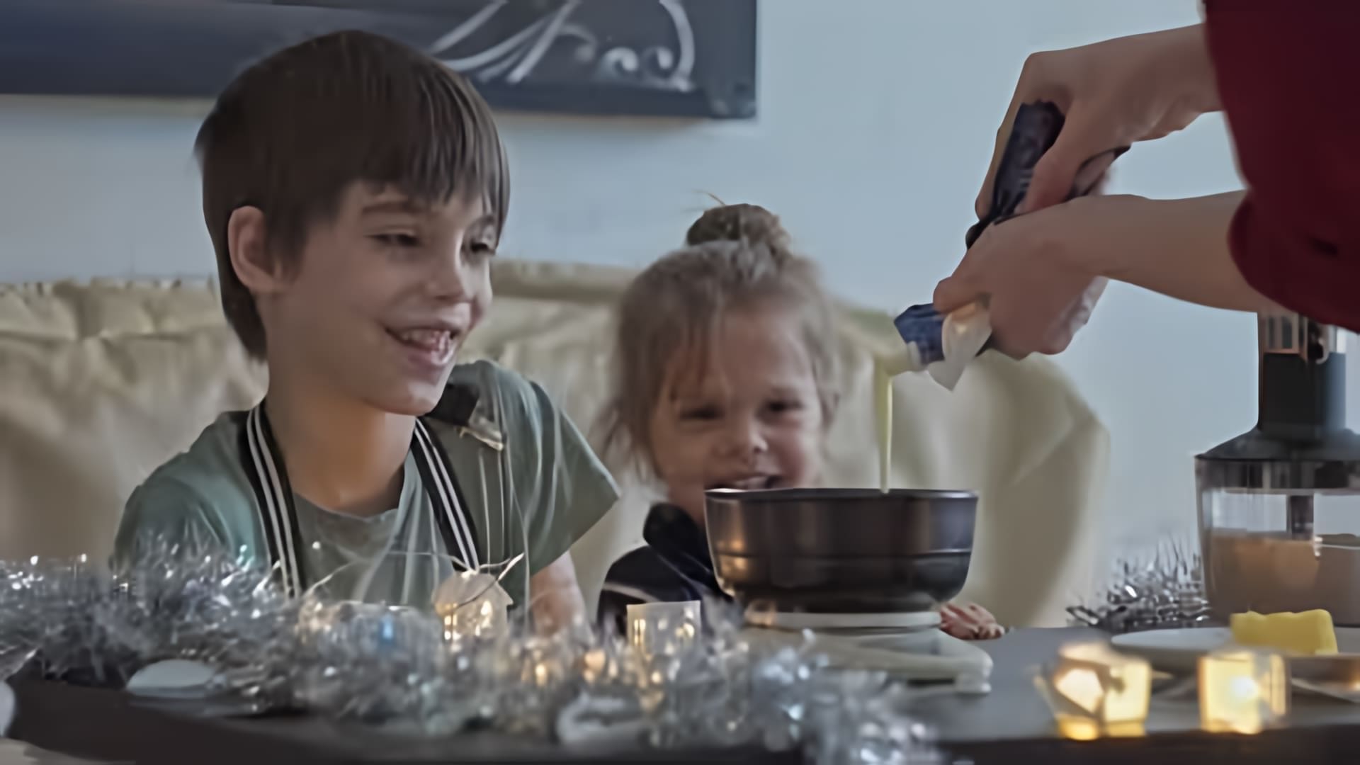 В этом видео-ролике вы увидите, как приготовить пирожное "Шишки" на Новый год без выпечки