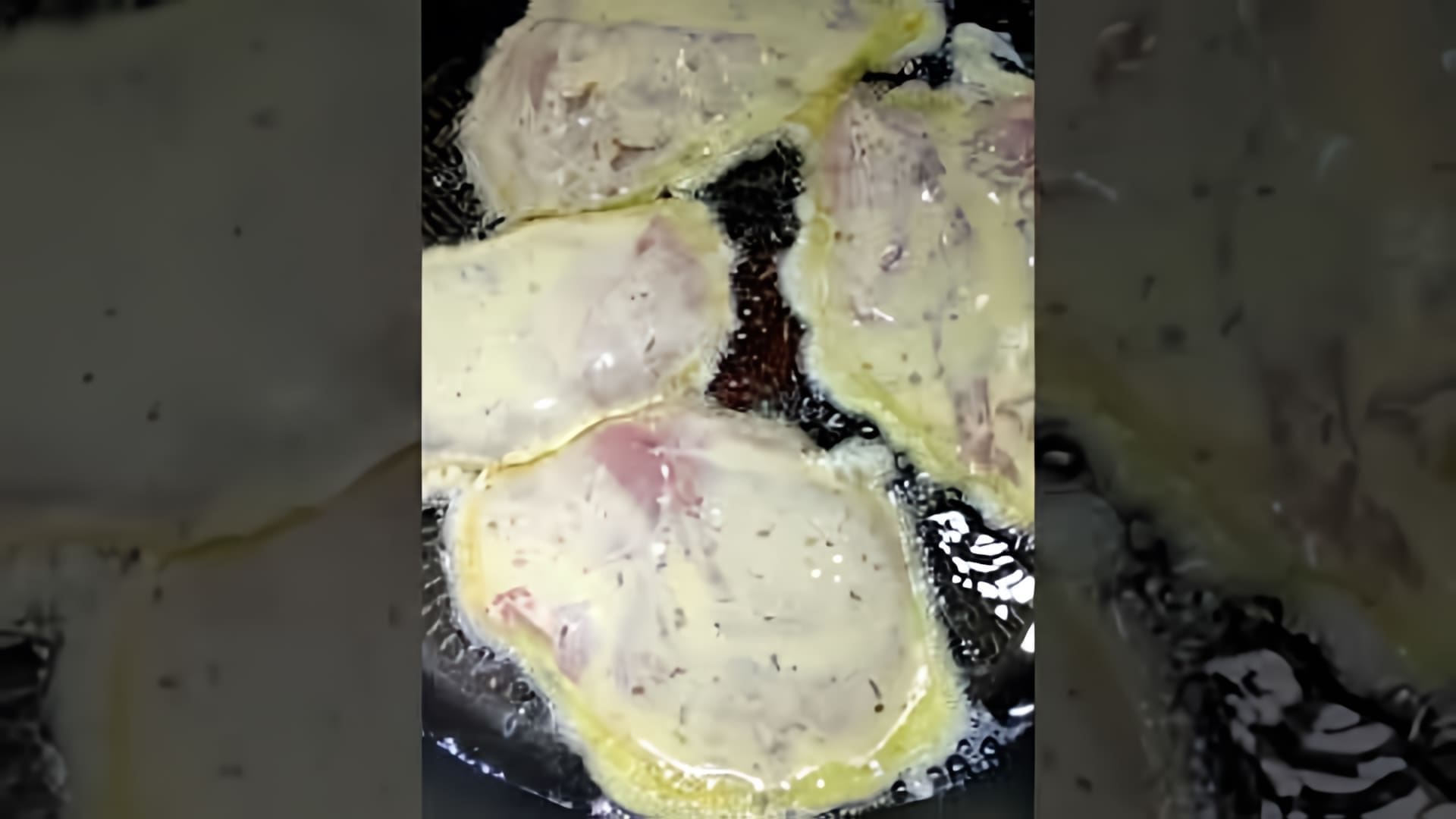 В этом видео-ролике вы увидите, как приготовить вкусную и сочную куриную грудку в кляре