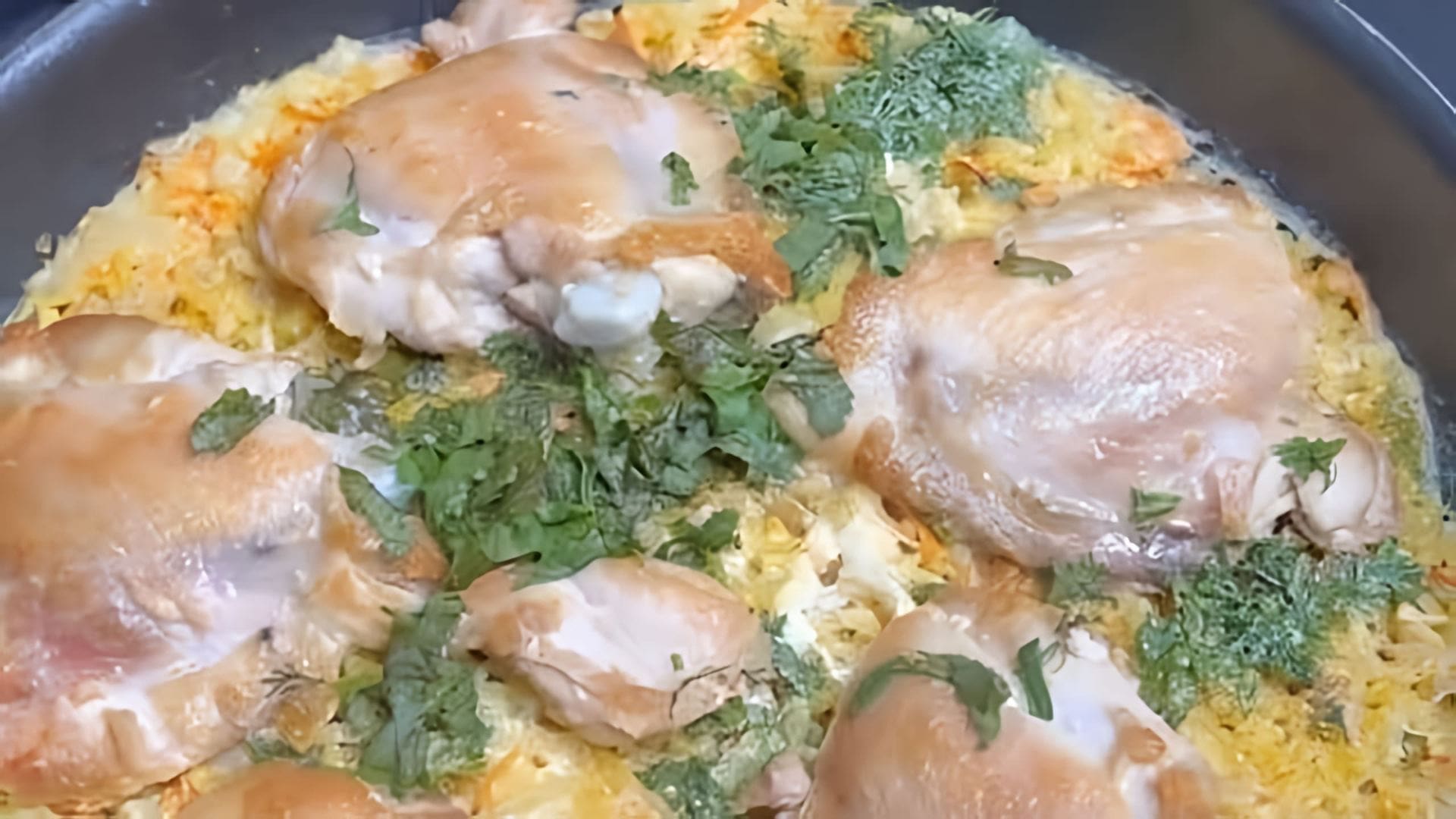 В этом видео демонстрируется процесс приготовления хрустящих кусочков курицы с булгуром