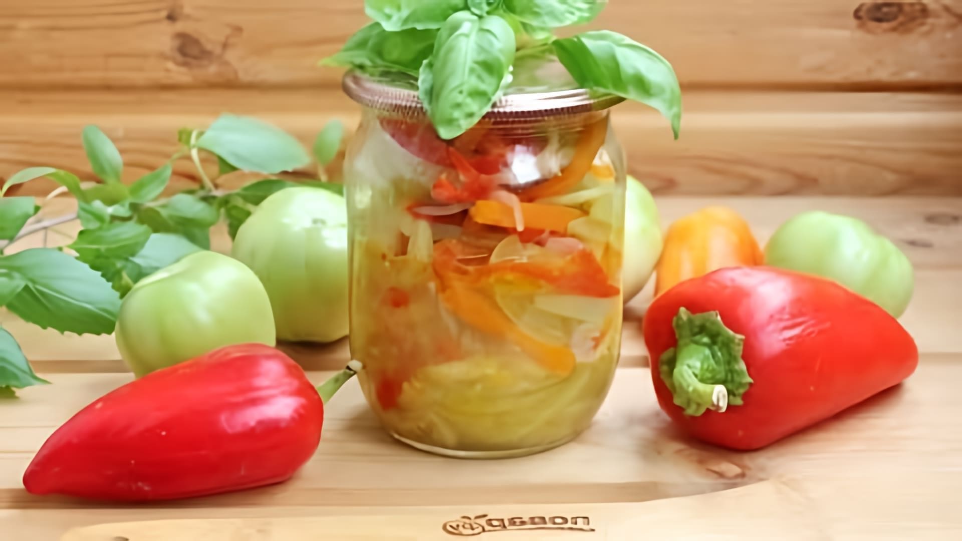 В этом видео демонстрируется рецепт приготовления дунайского салата из зеленых помидоров на зиму
