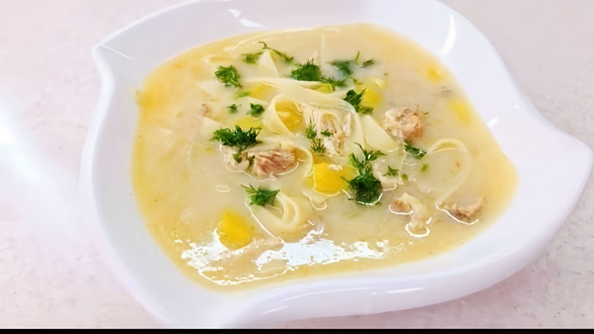 В этом видео-ролике будут представлены различные рецепты легких супов, включая куриный суп, болгарский суп, пилешка супа, бульон и детский суп