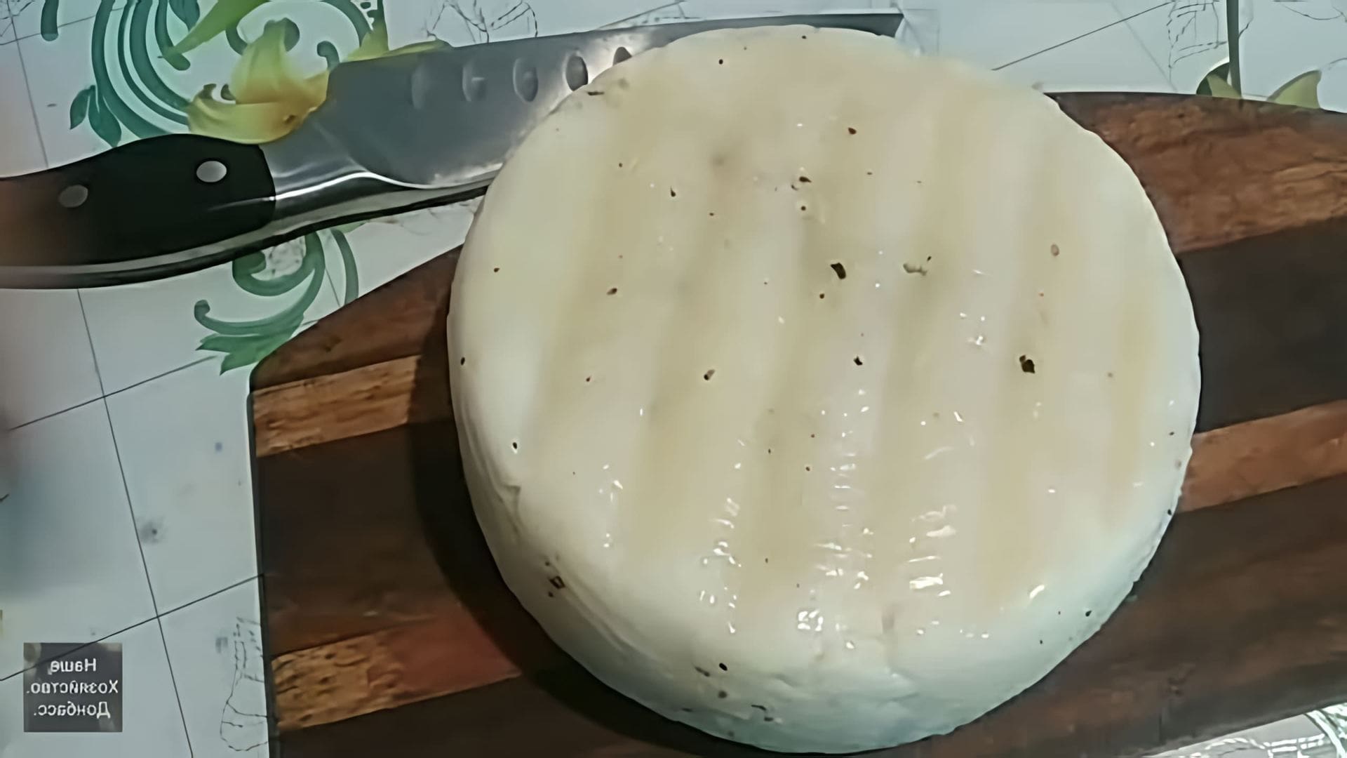 В этом видео автор показывает, как приготовить сыр из обезжиренного козьего молока