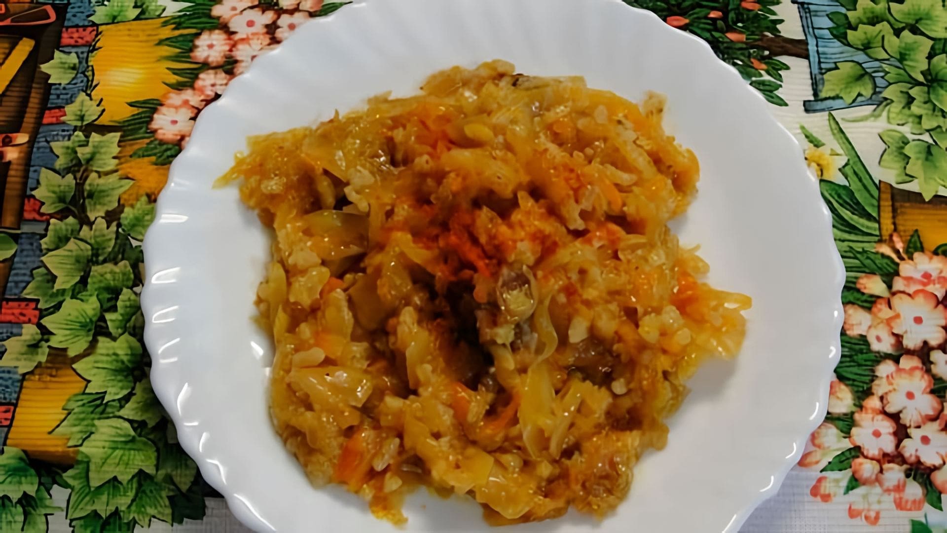 В этом видео демонстрируется процесс приготовления бигуса - польского блюда из квашеной капусты, свежей капусты, мяса, риса, томатной пасты и специй