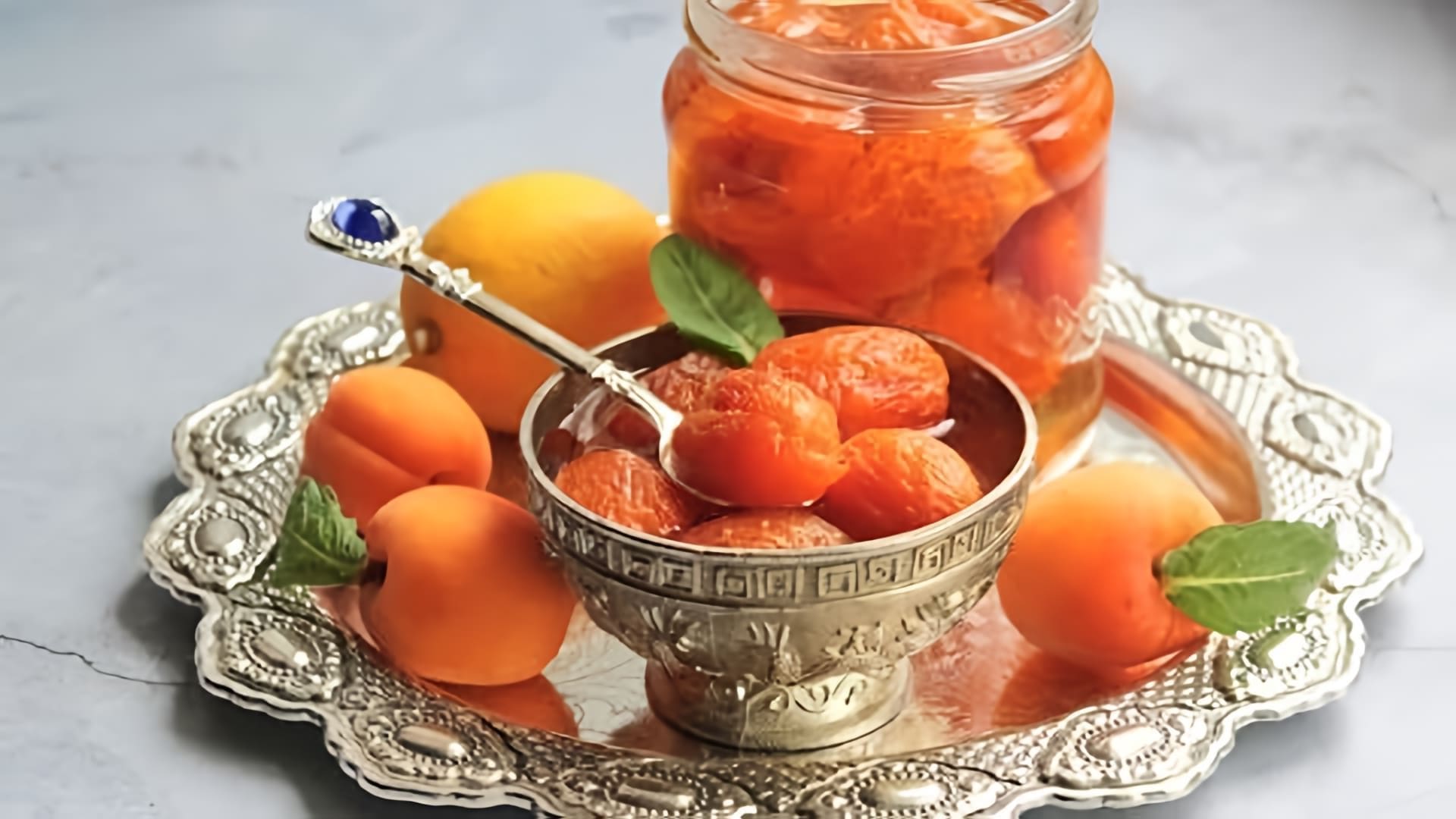 В этом видео демонстрируется процесс приготовления абрикосового варенья с целыми абрикосами и ядрышками внутри