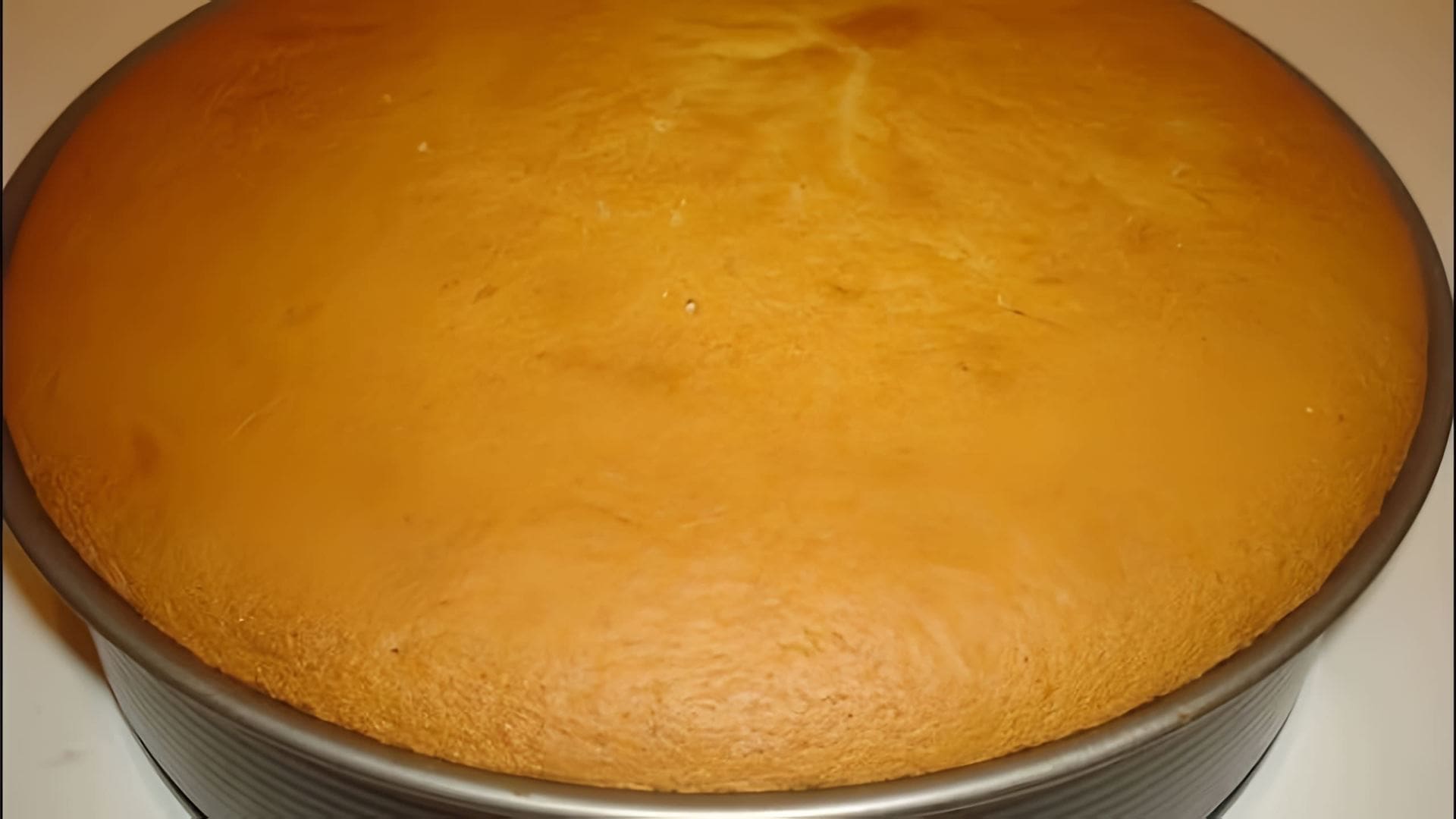 В этом видео демонстрируется простой рецепт приготовления бисквита