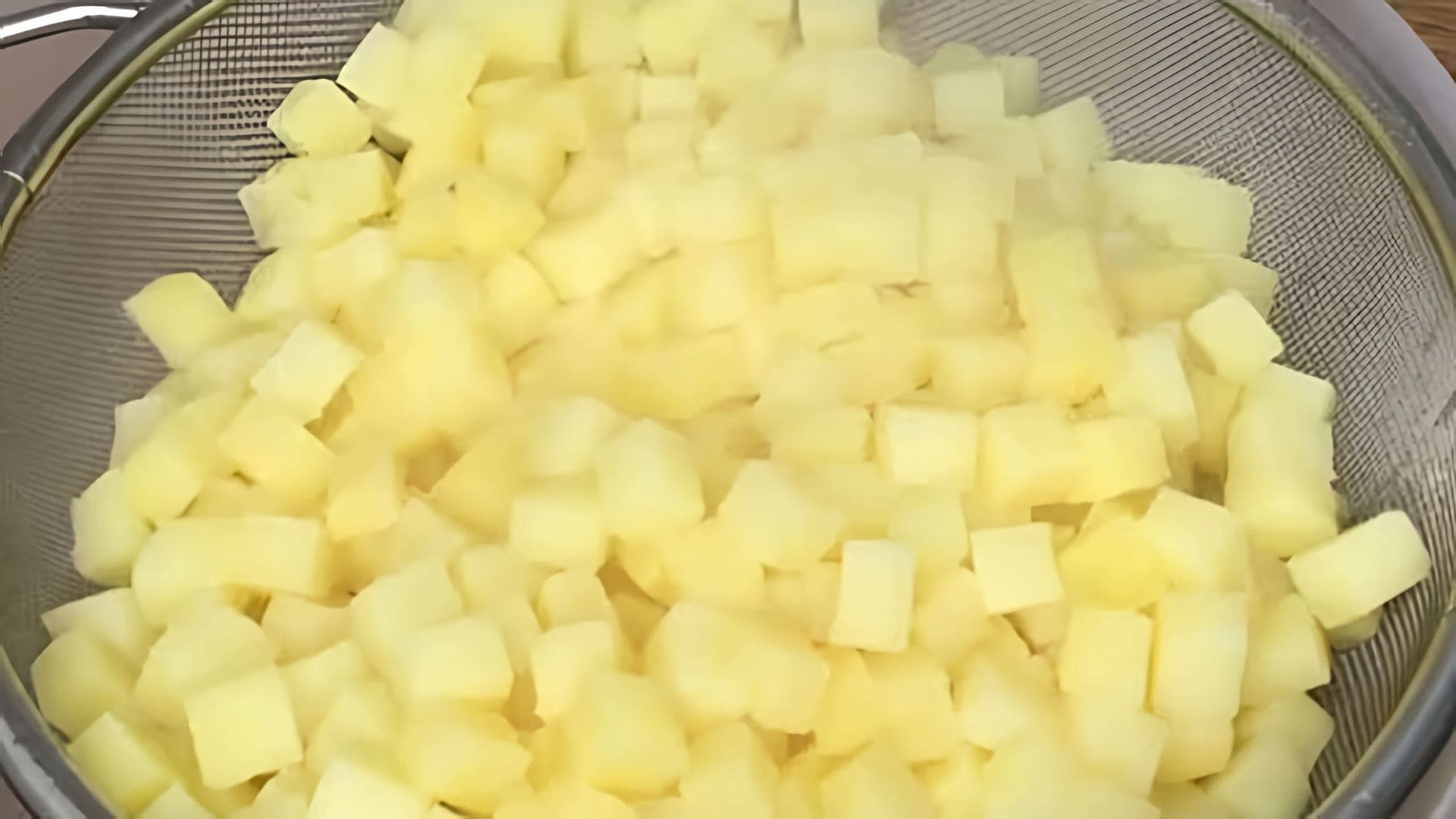 В этом видео Ирина показывает, как приготовить идеальный кубик картофеля для салатов
