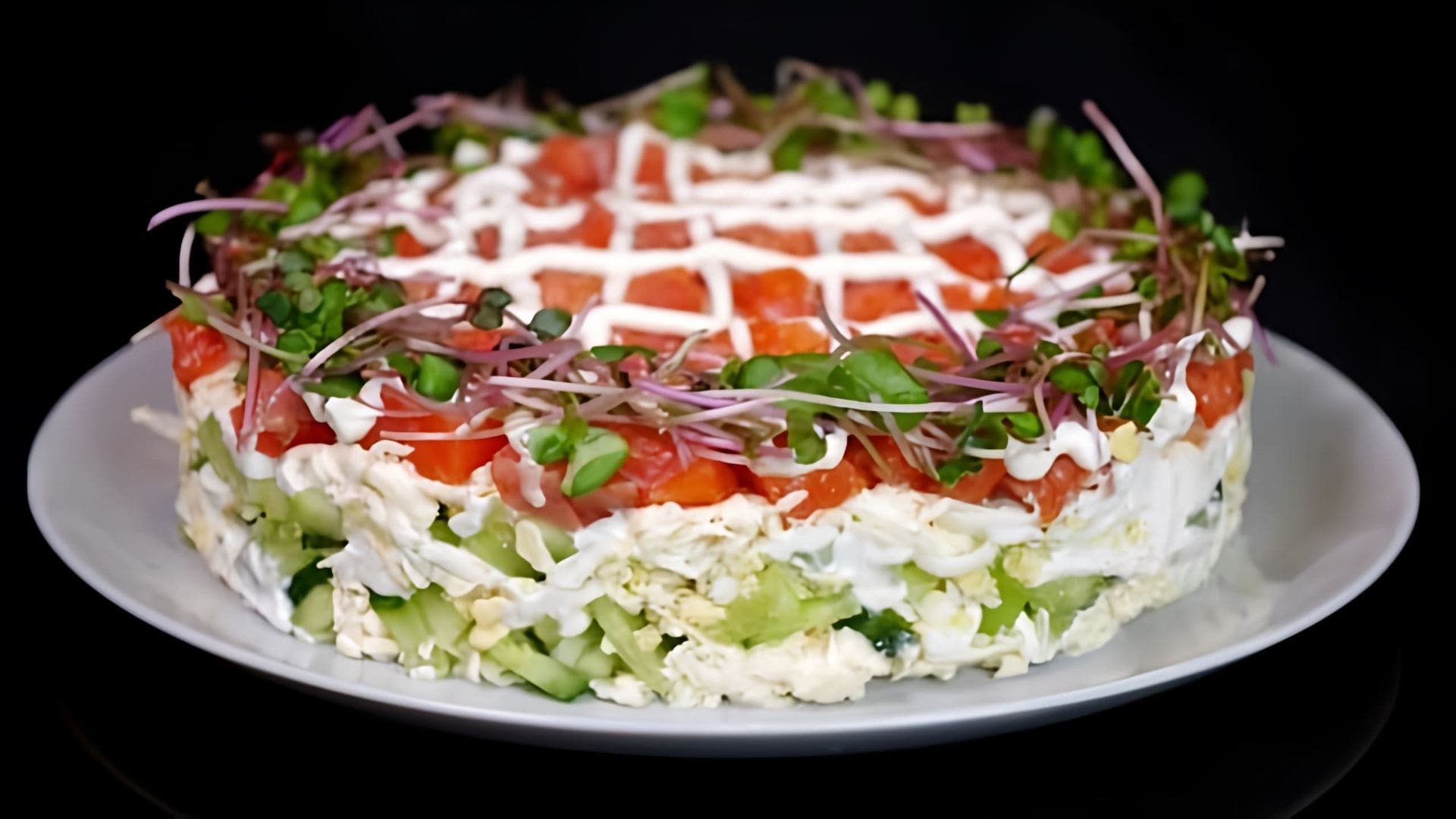 В этом видео-ролике демонстрируется рецепт приготовления салата с красной рыбой на праздничный стол