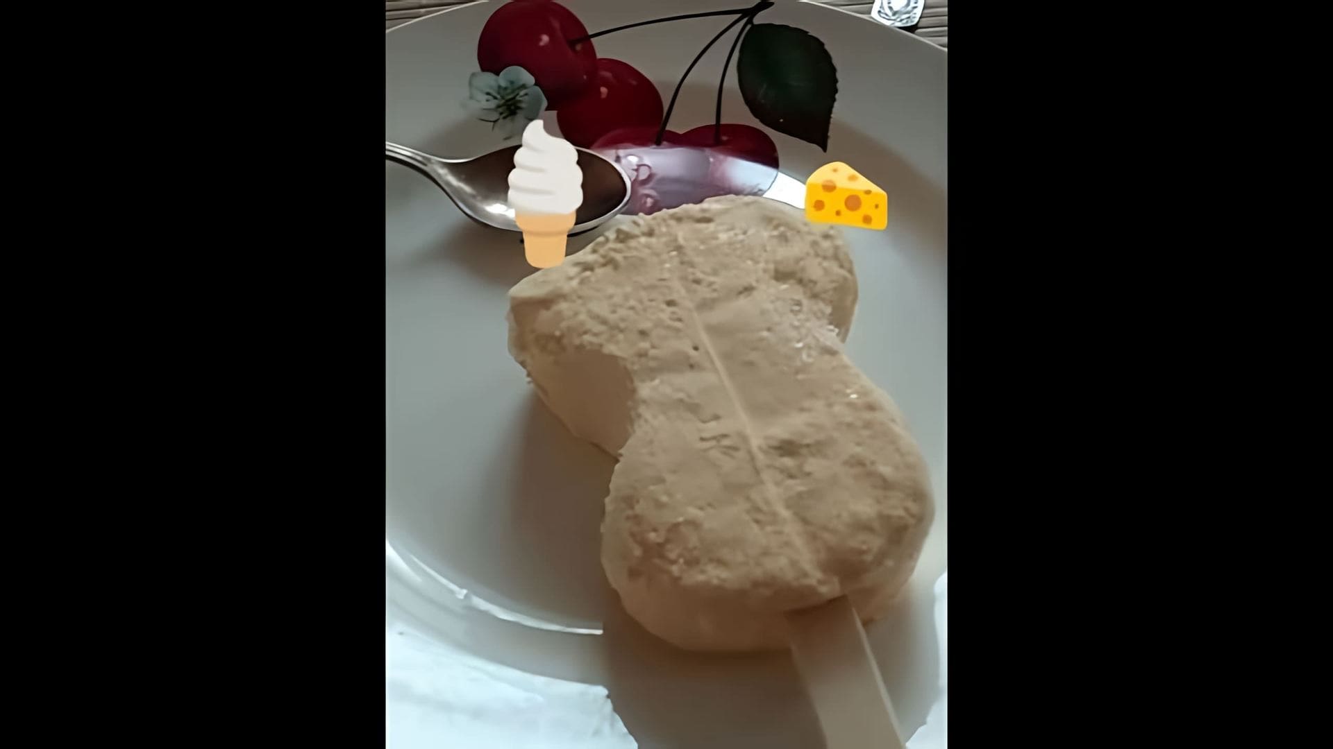 В этом видео демонстрируется сырное мороженое, которое выглядит очень аппетитно