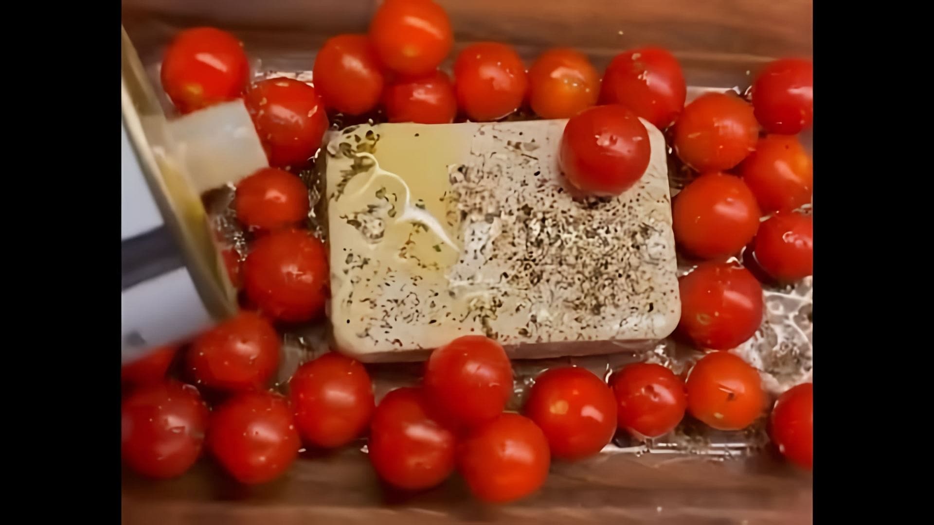 В этом видео-ролике #Shorts вы увидите рецепт приготовления вкусного блюда - помидоров черри с сыром брынзой и курицей в духовке