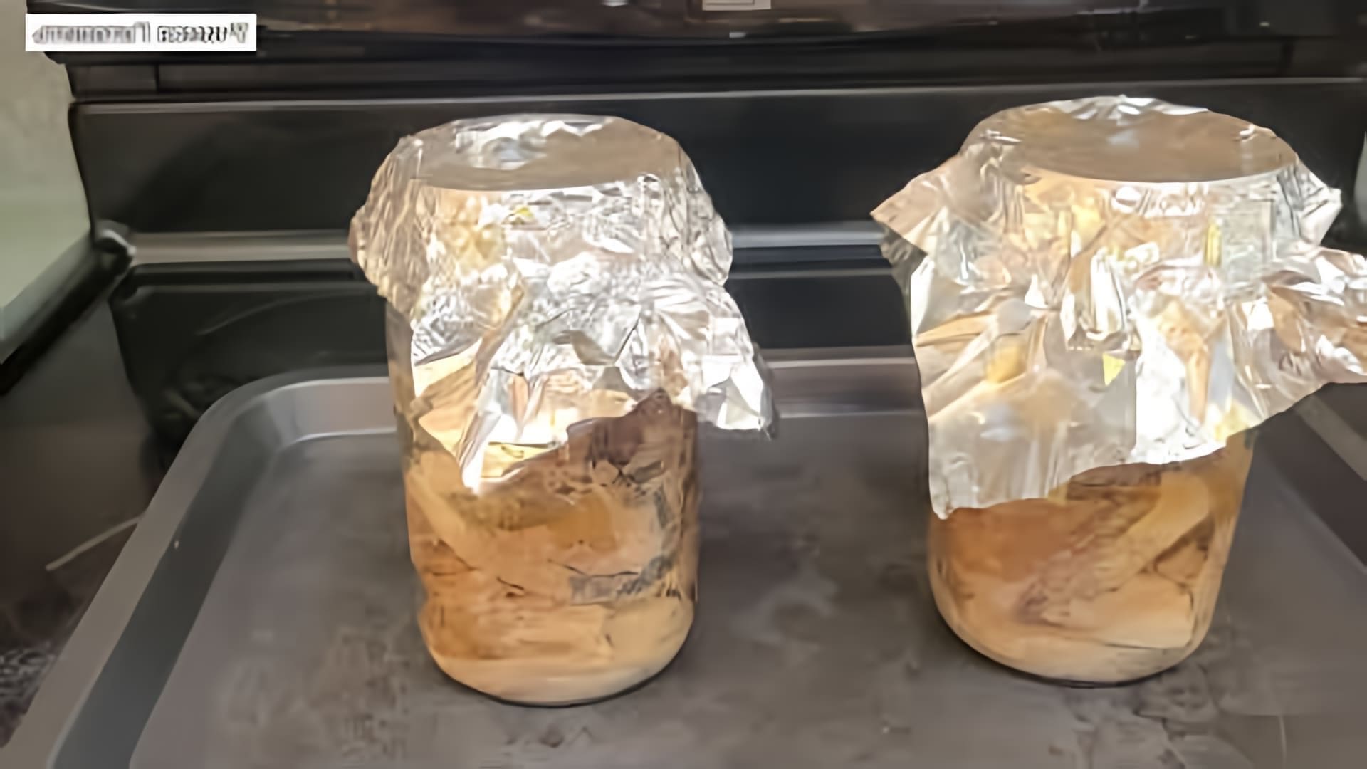 В этом видео демонстрируется процесс приготовления консервы из селедки в домашних условиях