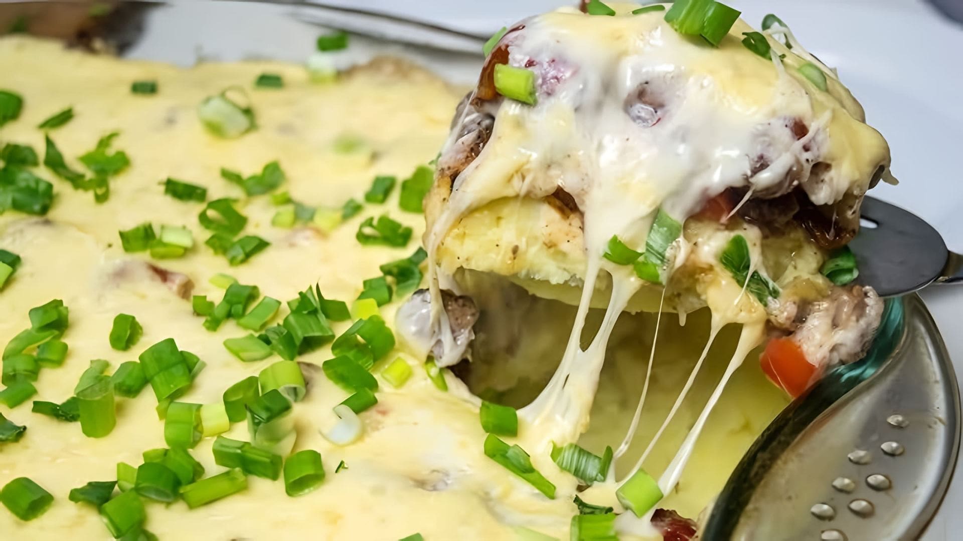В этом видео демонстрируется процесс приготовления картофельной запеканки с мясом и соусом Бешамель по рецепту из Instagram