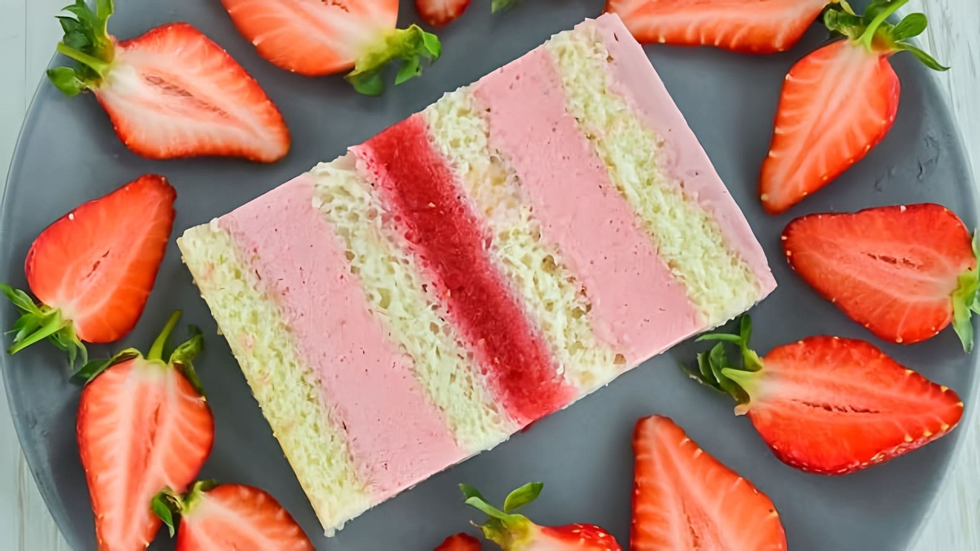 В этом видео демонстрируется рецепт приготовления нежного клубничного торта с муссом