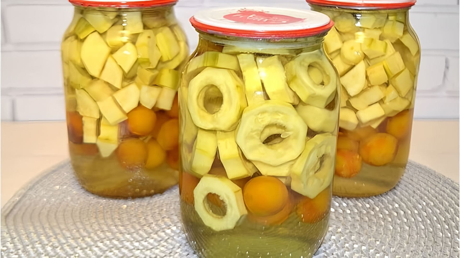 В этом видео Елена показывает, как приготовить кабачки как ананасы на зиму без стерилизации