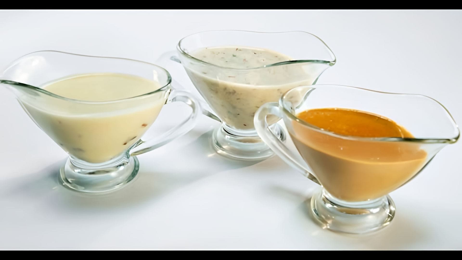 В этом видео демонстрируется приготовление трех видов ореховых соусов: арахисового, миндального и фундучного