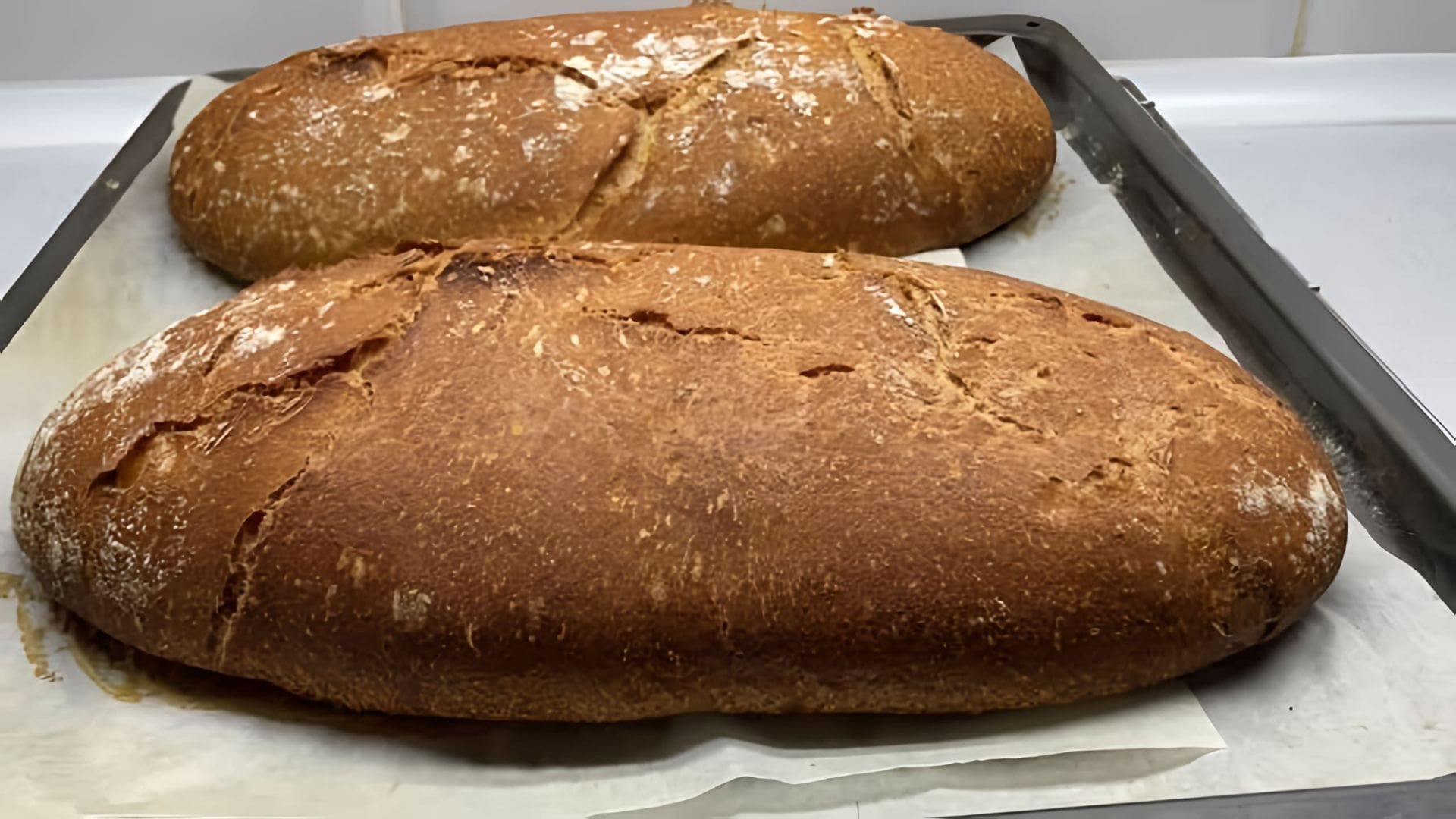 В этом видео демонстрируется рецепт приготовления пшенично-ржаного хлеба без использования форм