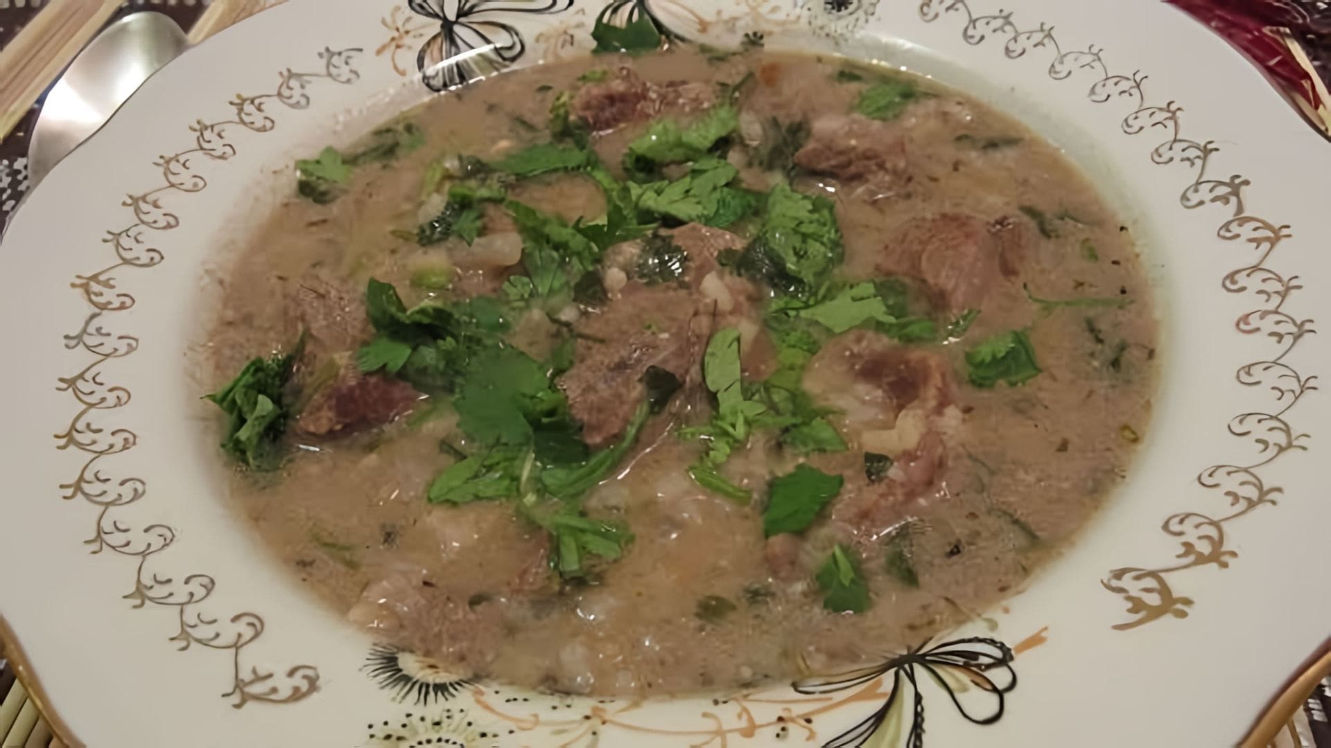 В этом видео демонстрируется процесс приготовления классического грузинского супа "Харчо"