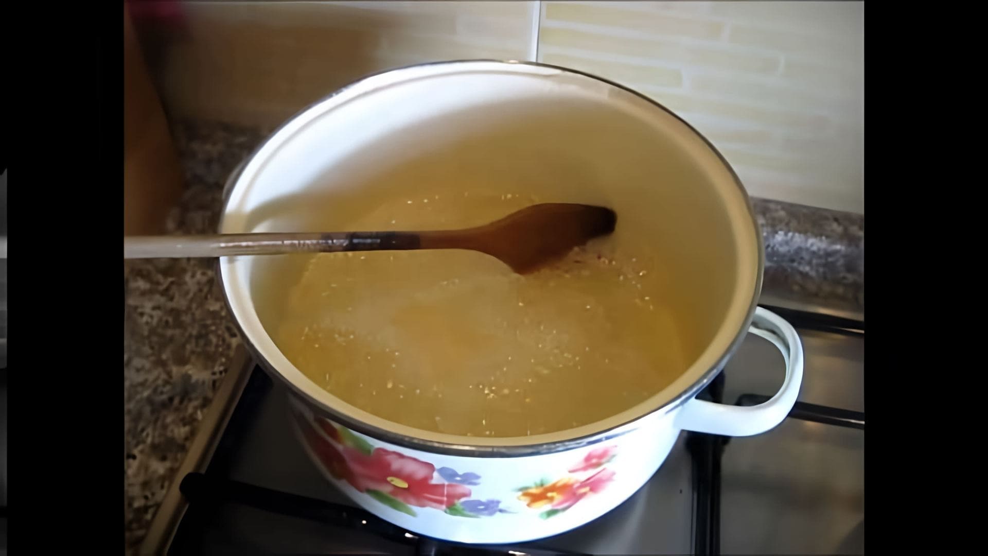 В этом видео демонстрируется процесс приготовления сахарного сиропа для арабских сладостей