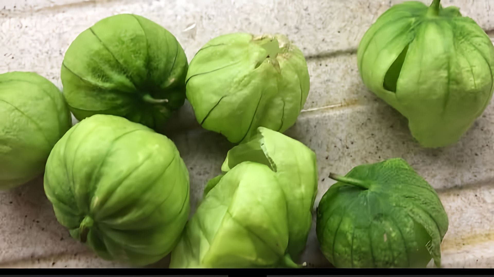 В данном видео демонстрируется процесс приготовления варенья из овощного физалиса