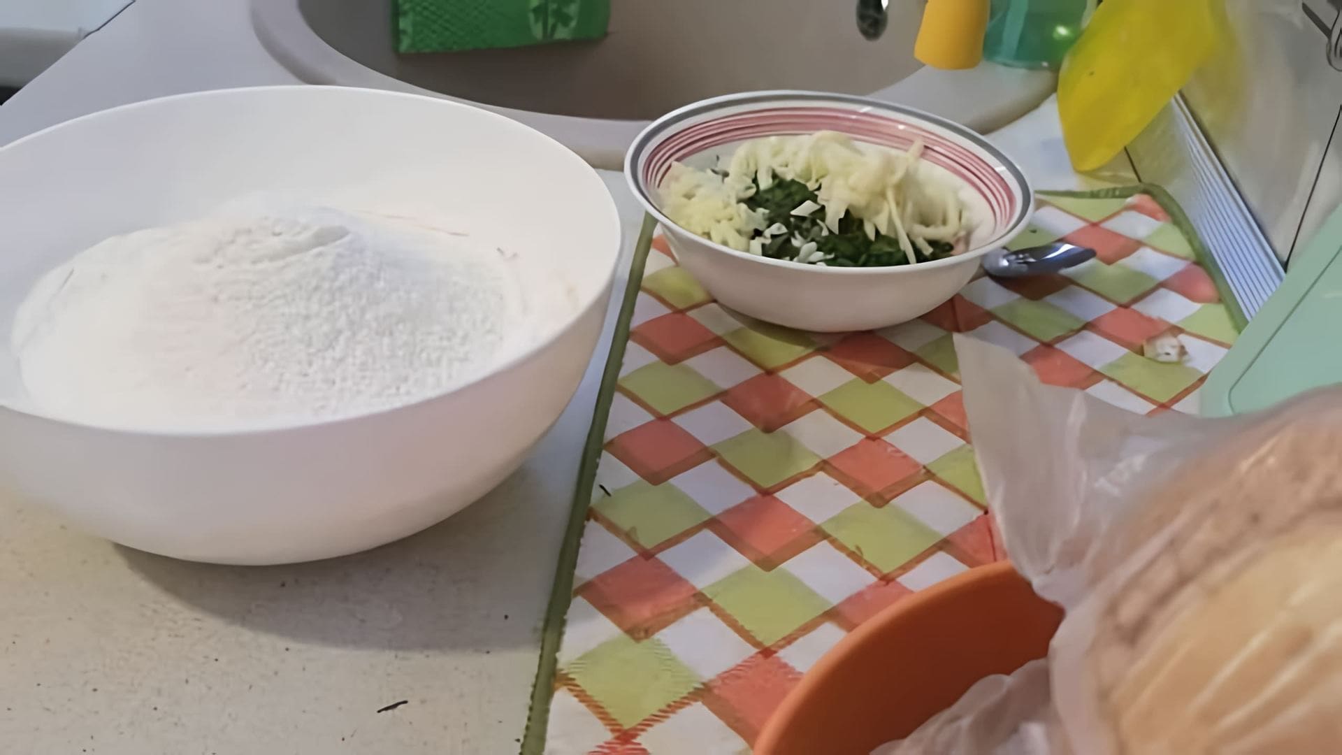 В данном видео кулинарный блогер демонстрирует процесс приготовления оладий со вкусом пиццы