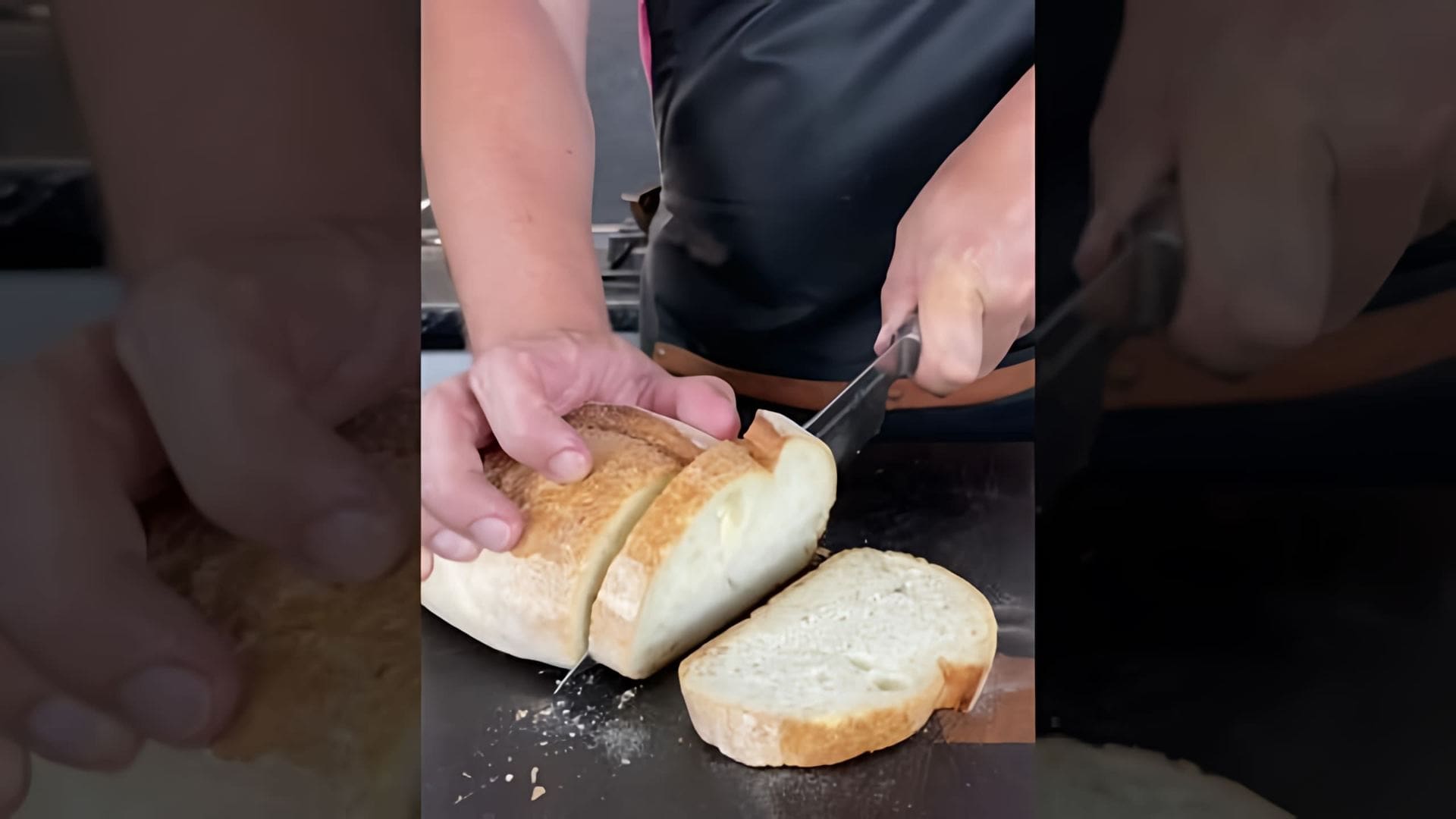 В этом видео демонстрируется процесс приготовления брускетт - итальянских закусок на основе тостов