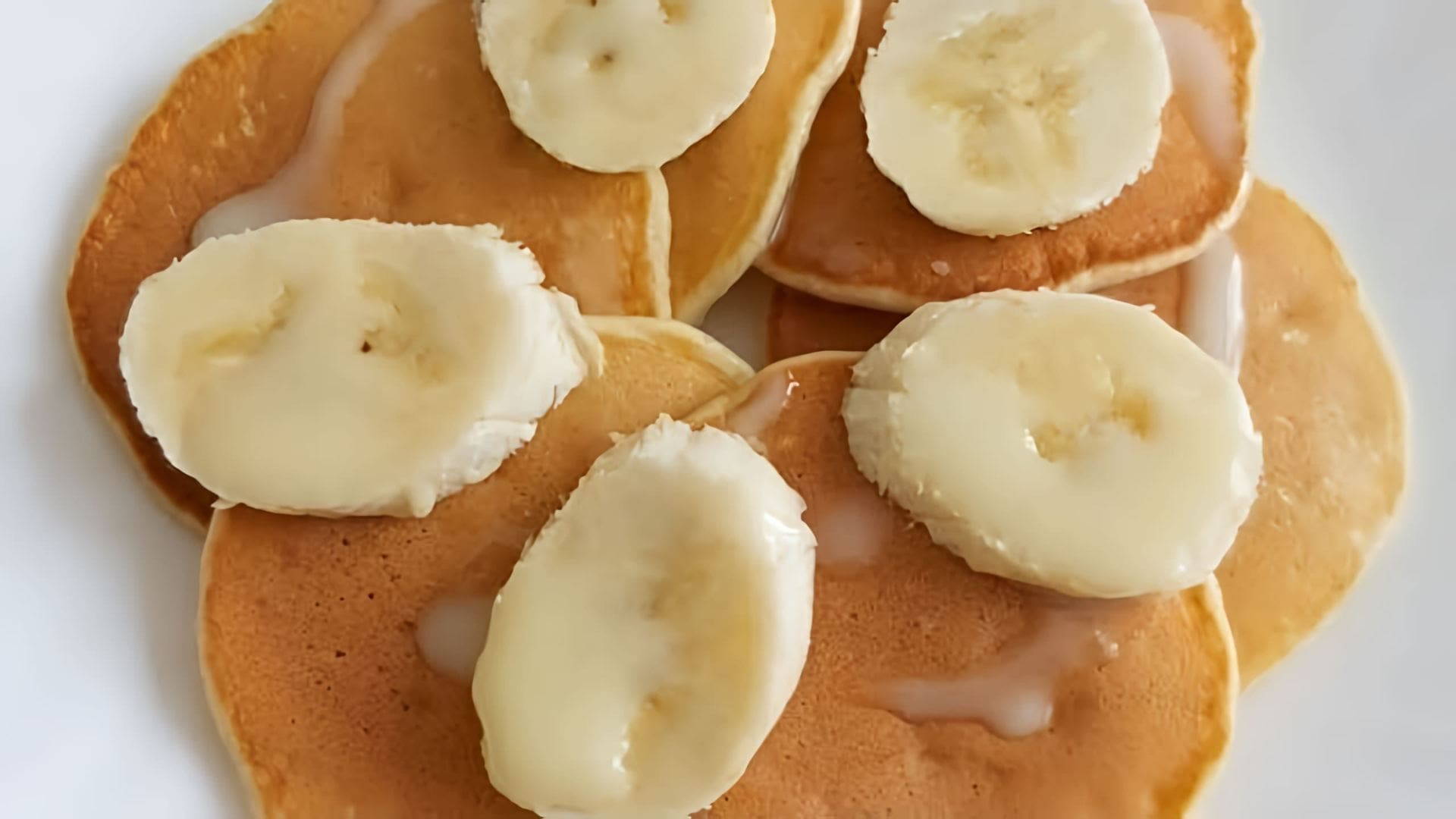 В этом видео-ролике вы увидите, как приготовить банановые панкейки, используя простые ингредиенты