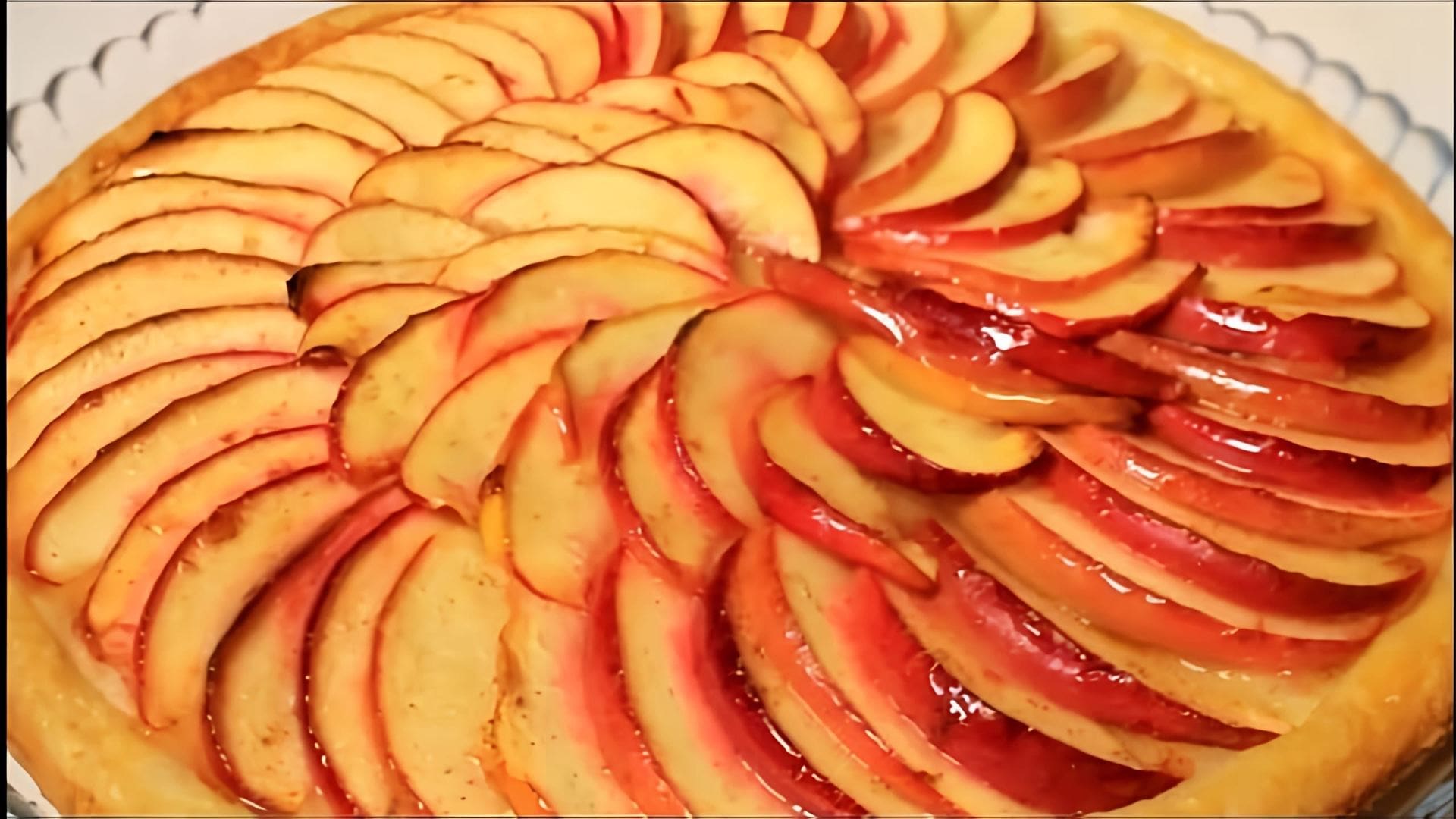 В этом видео демонстрируется простой рецепт яблочного десерта, который можно приготовить быстро и легко