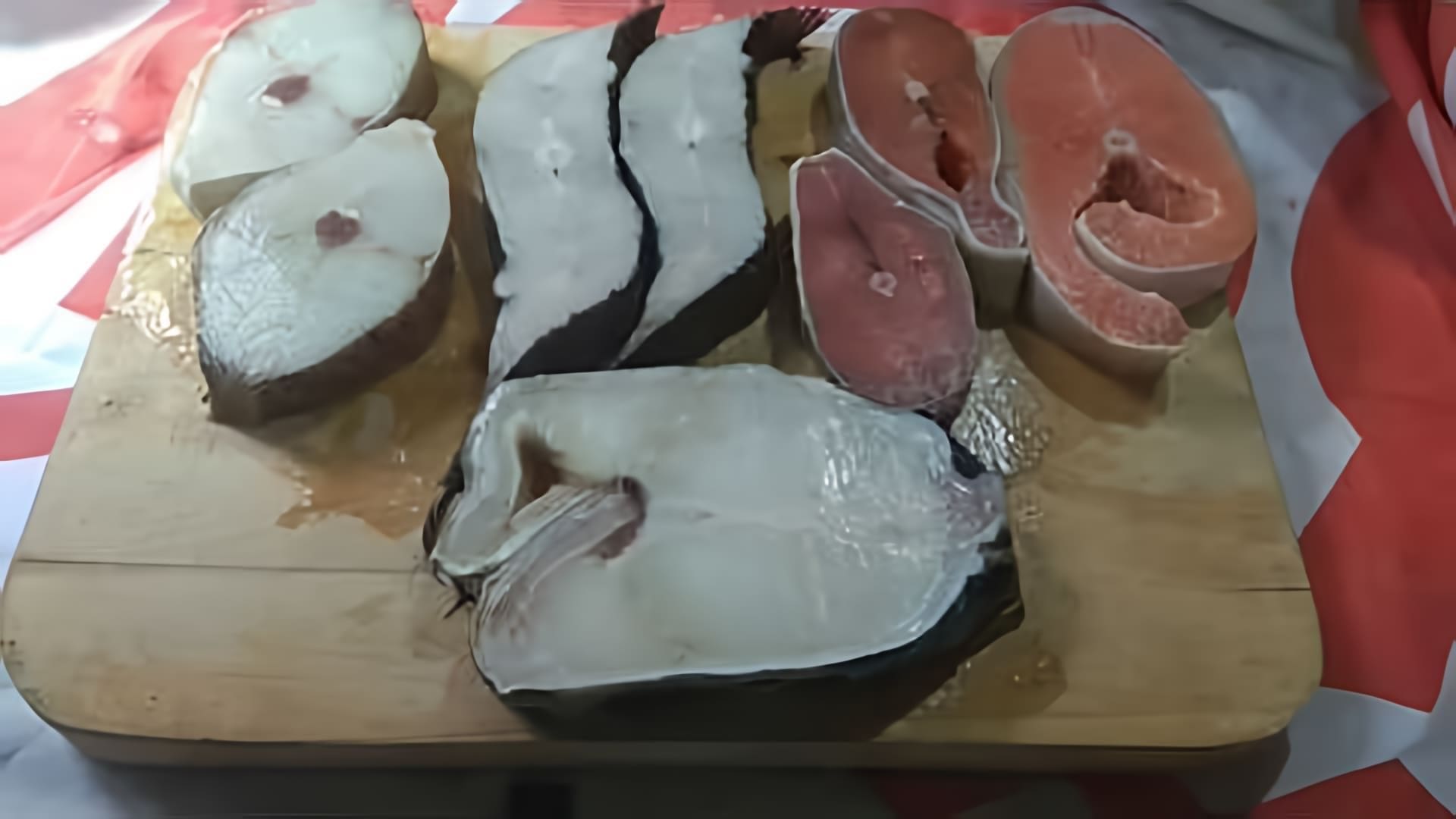 В этом видео демонстрируется процесс приготовления рыбных стейков в технике сувид