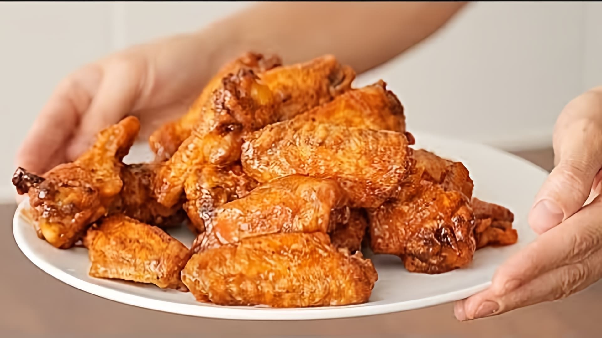 В этом видео демонстрируется простой и вкусный рецепт приготовления куриных крылышек в духовке