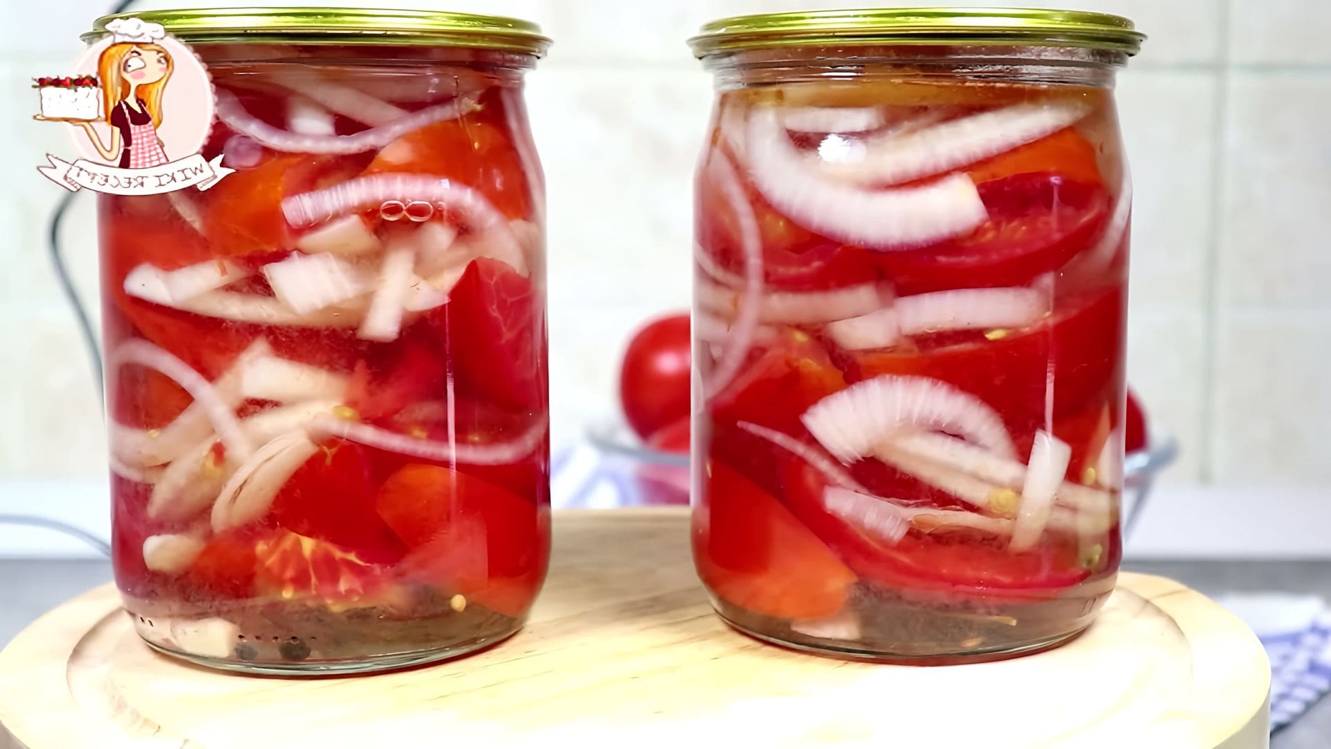 Красные помидоры с луком на зиму рецепт. Помидоры половинками с луком и с маслом. Помидоры в банке. Помидоры половинками на зиму с луком. Салатные помидоры на зиму.