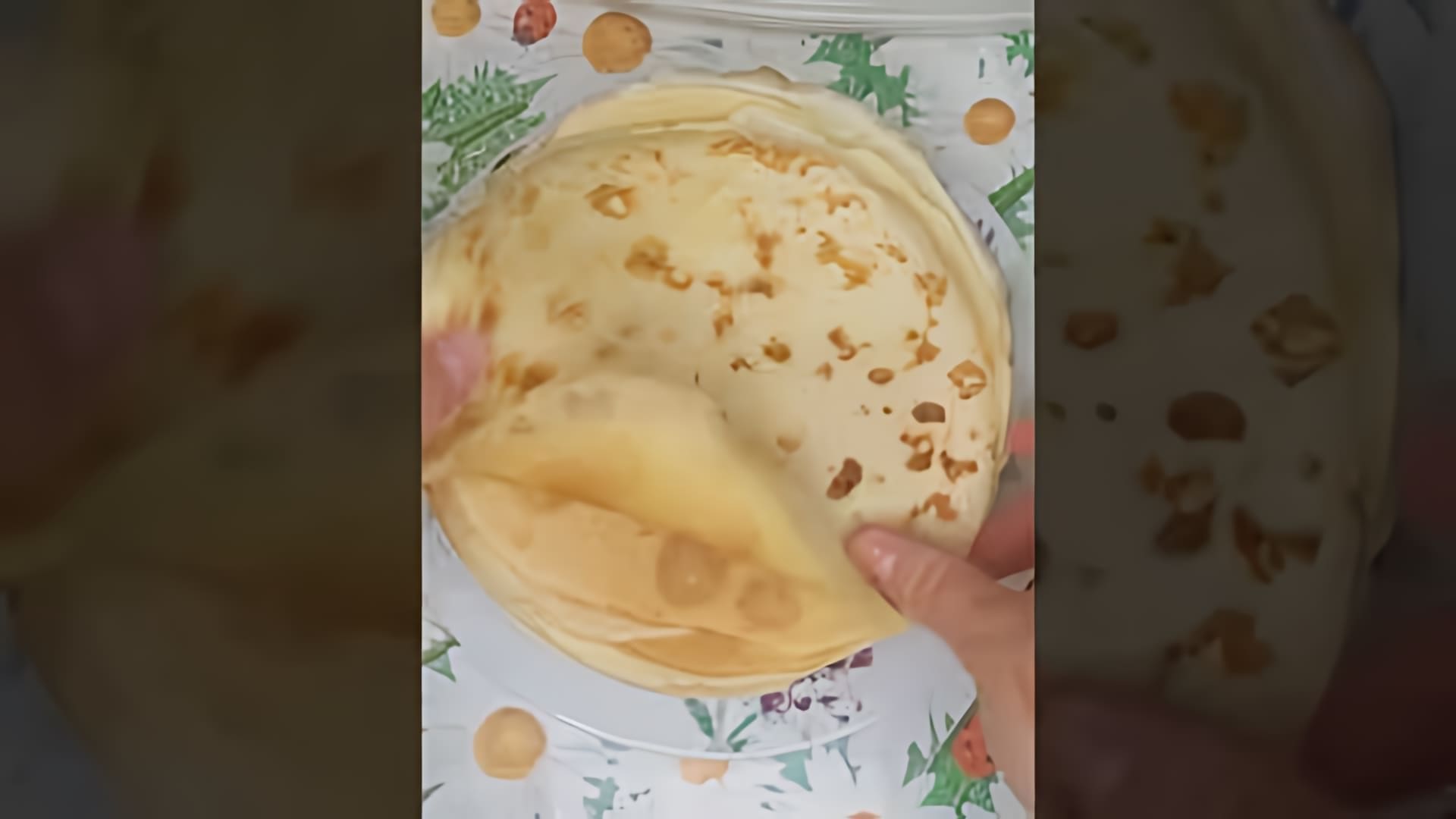 В этом видео демонстрируется рецепт приготовления блинов из сыворотки, которая остается после производства сыра