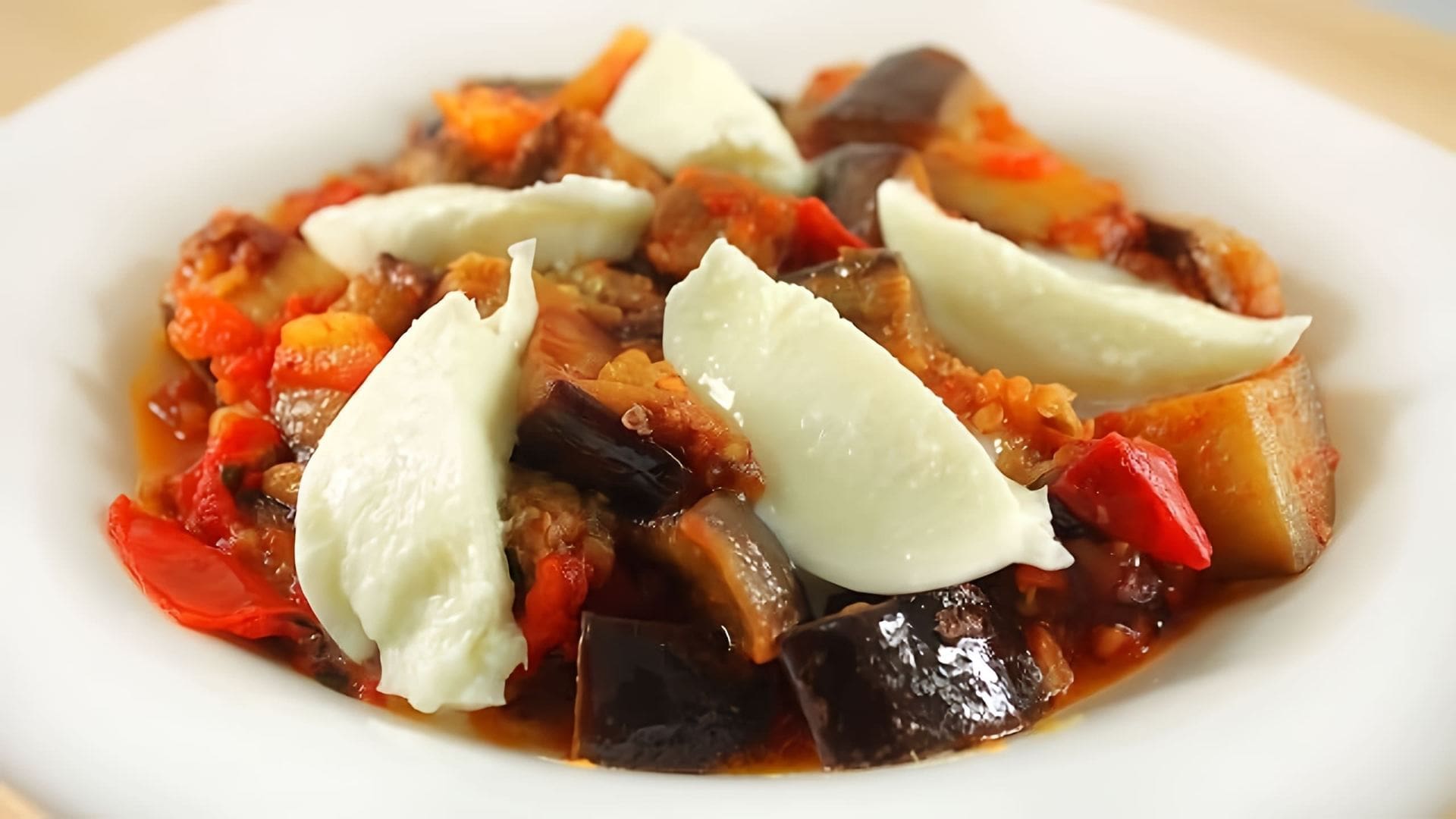 Готовлю неаполитанское блюдо - баклажаны с помидорами и моцареллой. Подробный рецепт здесь... 