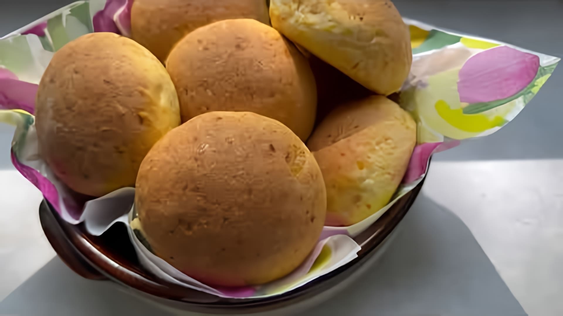 В этом видео демонстрируется процесс приготовления морковного хлеба в виде булочек