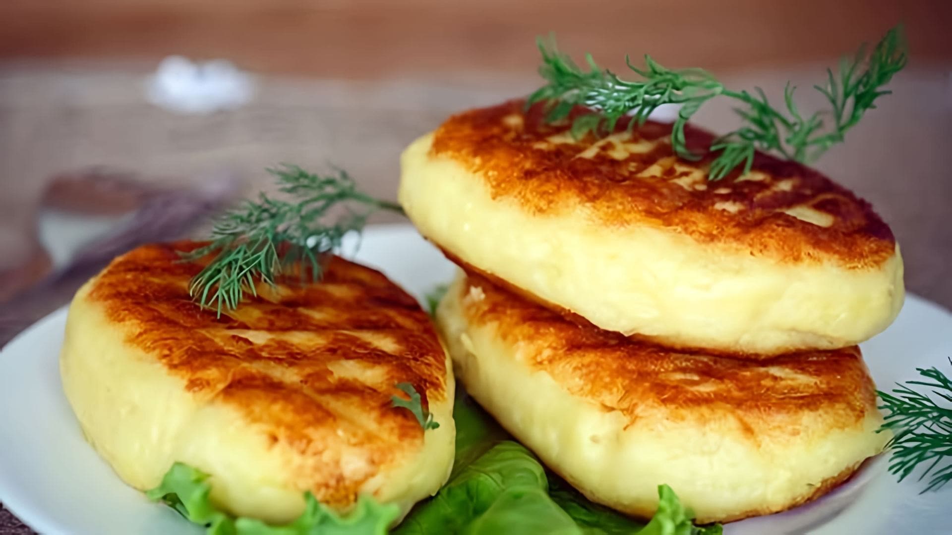 В этом видео-ролике вы увидите простой рецепт приготовления картофельных зраз с ветчиной и сыром