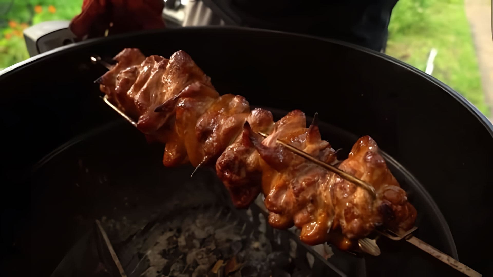 В этом видео демонстрируется рецепт маринада для куриных крыльев, который включает в себя соевый соус, чеснок, имбирь и мед