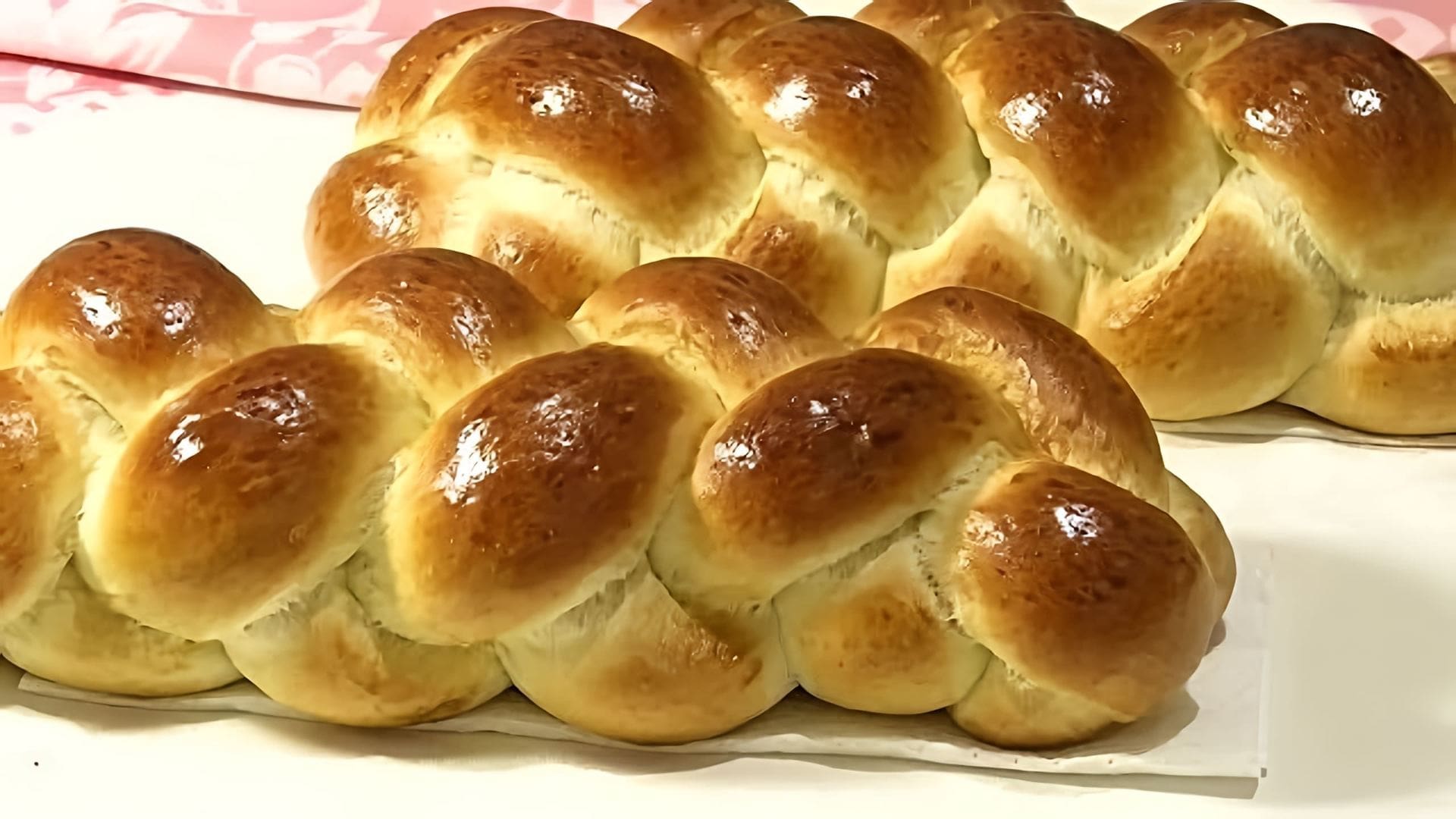 В этом видео демонстрируется процесс приготовления халы, традиционного еврейского хлеба