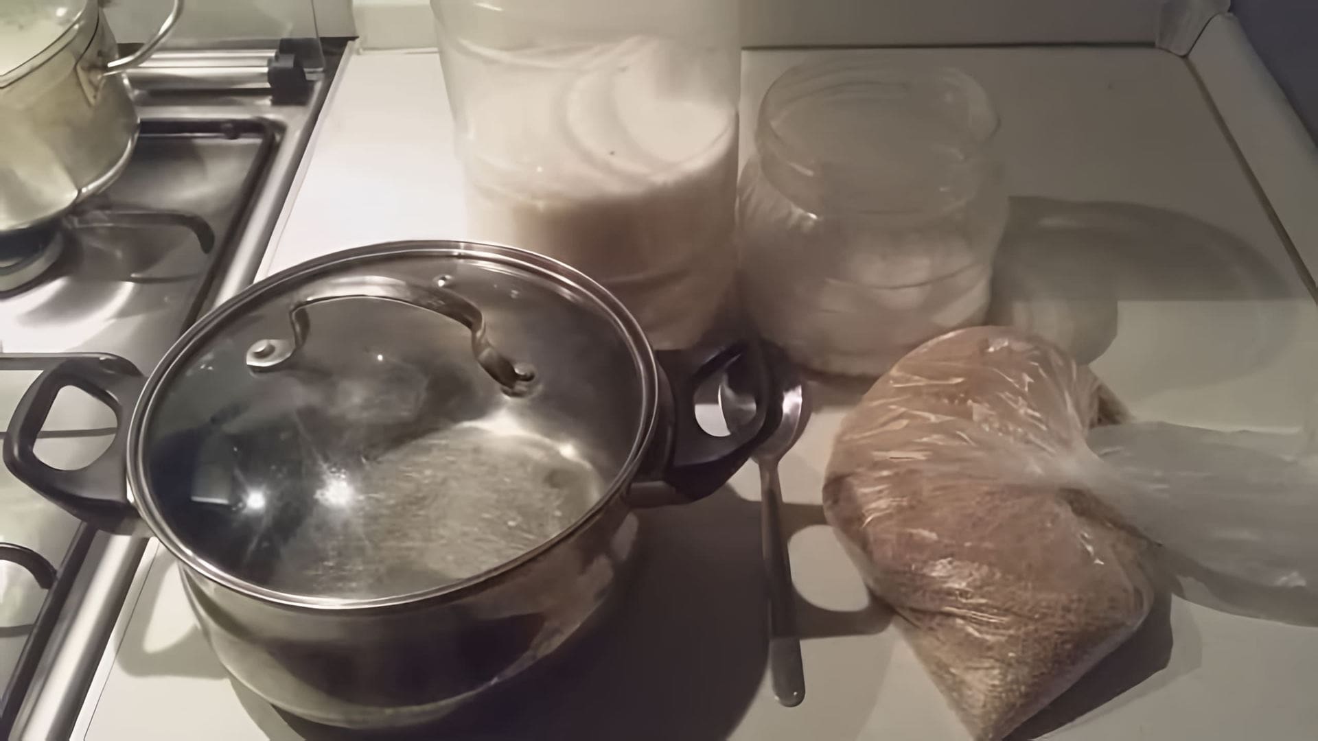 В этом видео демонстрируется процесс приготовления каши из полбы