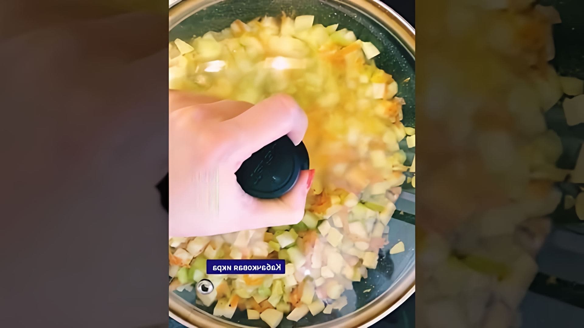 В этом видео демонстрируется процесс приготовления кабачковой икры по ГОСТу на зиму