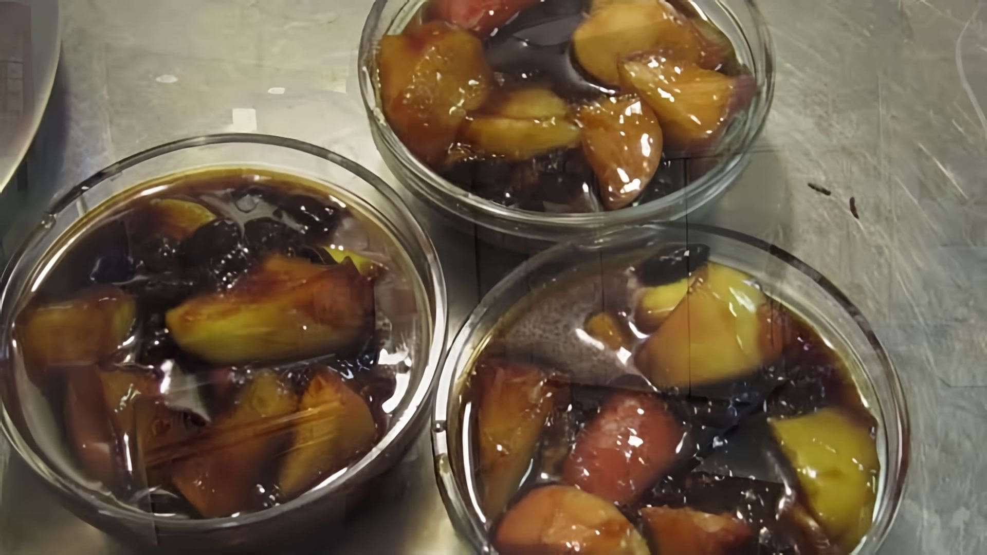 В этом видео демонстрируется процесс приготовления сладко-острой приправы под названием чатни