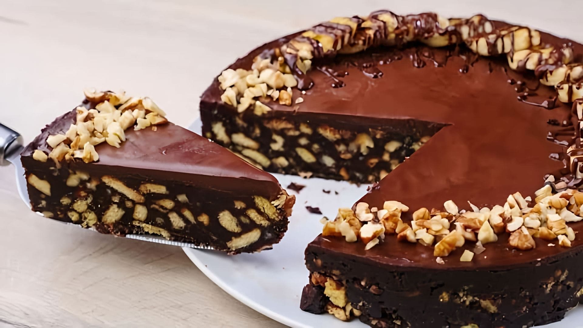 В этом видео демонстрируется рецепт шоколадного торта без выпечки