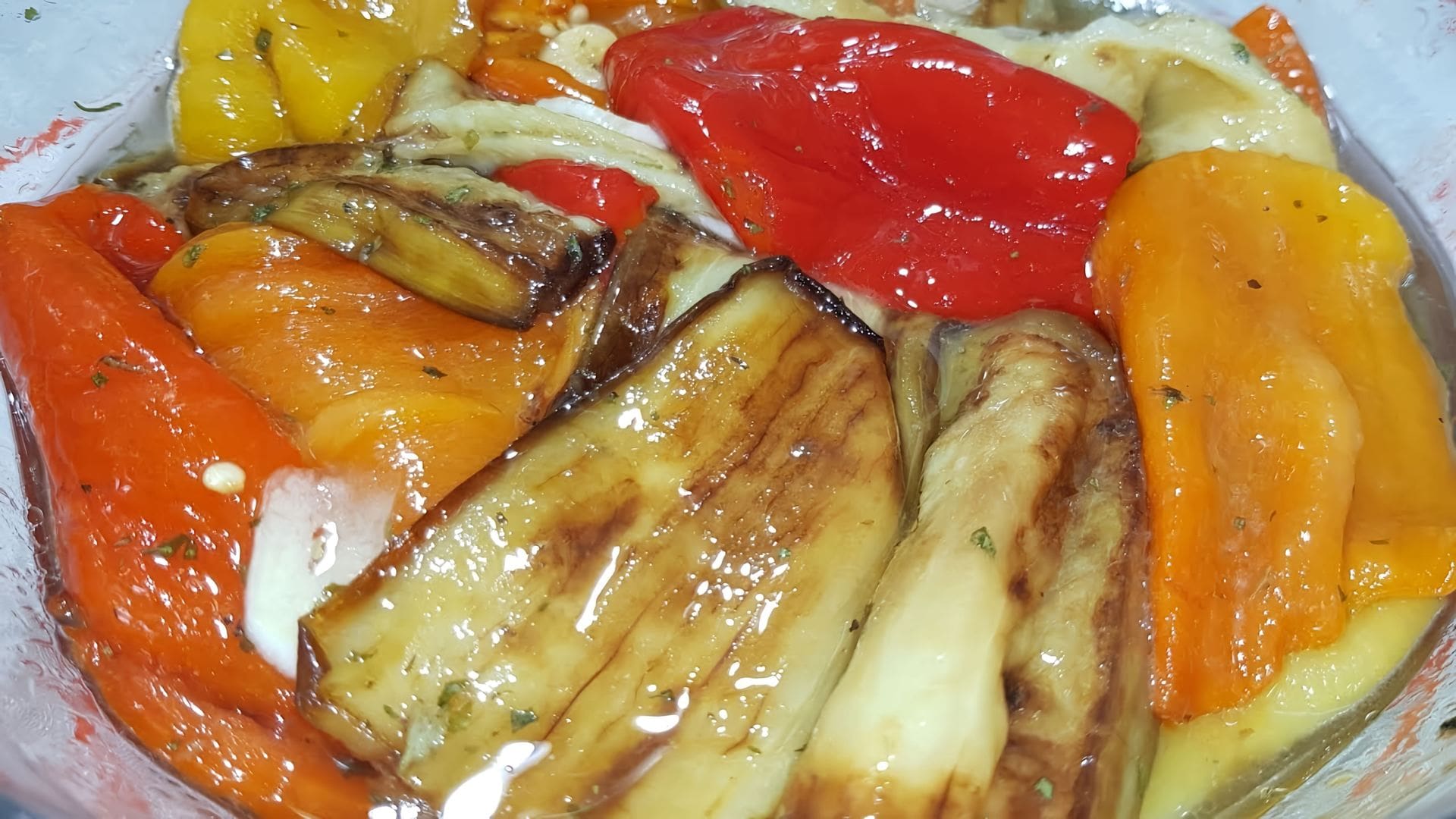 Печеные красные перцы. Перец запеченный маринованный. Маринованный перец запеченный в духовке. Маринованный перец запеченный в духовке. Перец печеный маринованный.