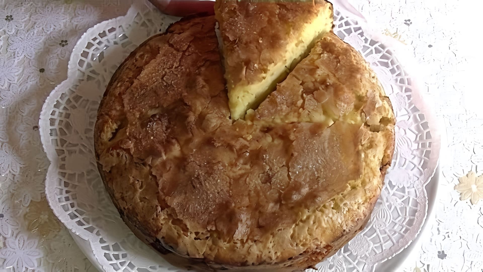 В этом видео демонстрируется рецепт яблочного пирога на кефире, который готовится всего за 10 минут