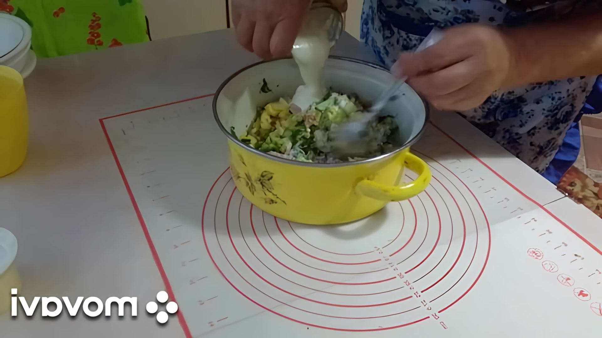 В этом видео демонстрируется процесс приготовления окрошки с добавлением уксуса