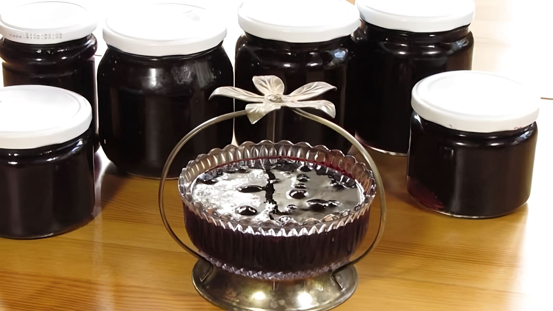 В этом видео демонстрируется процесс приготовления варенья из черной смородины по рецепту свекрови