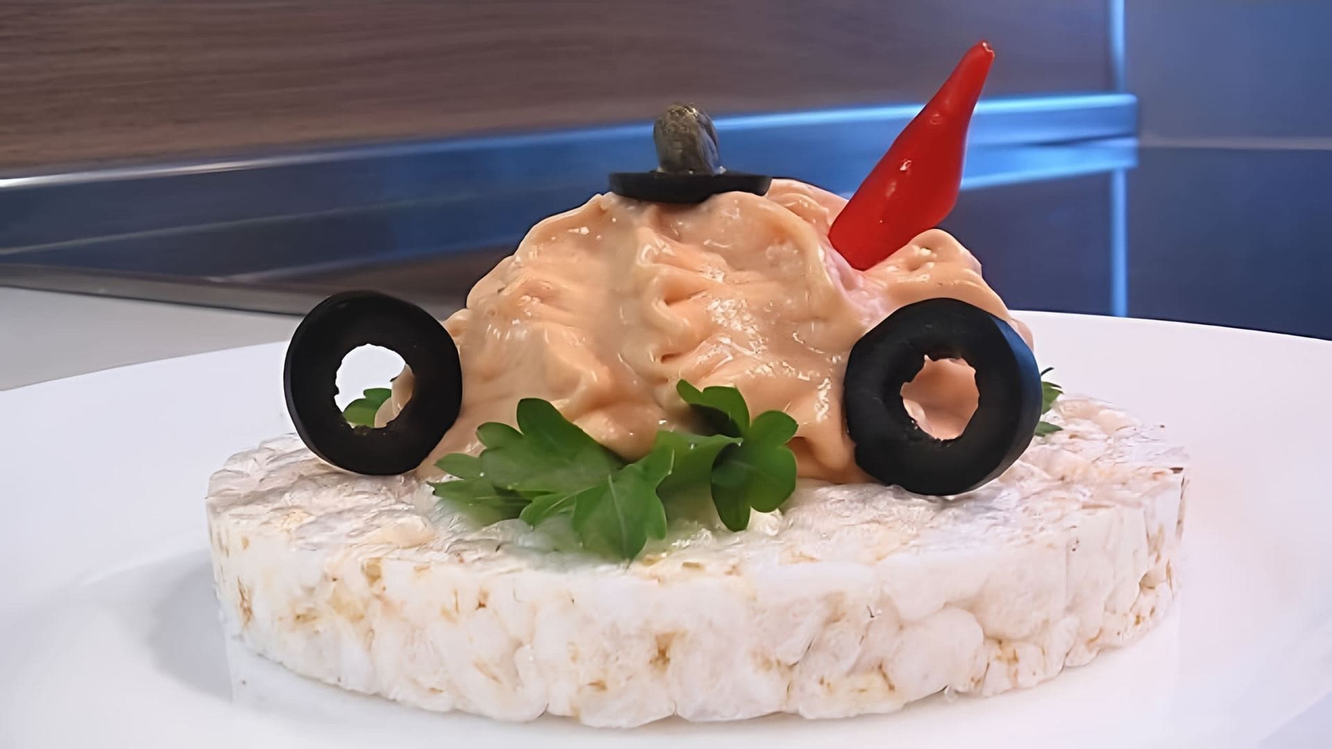 В этом видео Жанна готовит паштет из лосося