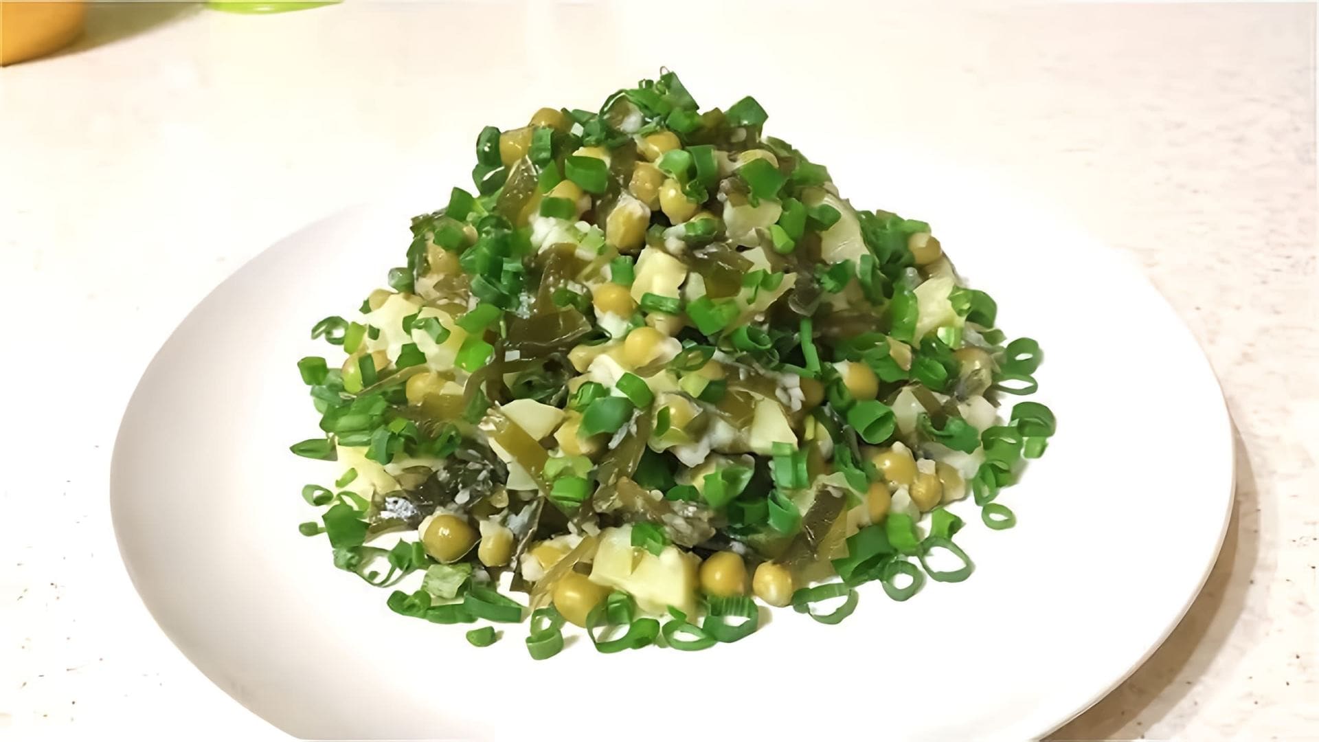 В этом видео демонстрируется процесс приготовления постного картофельного салата с морской капустой