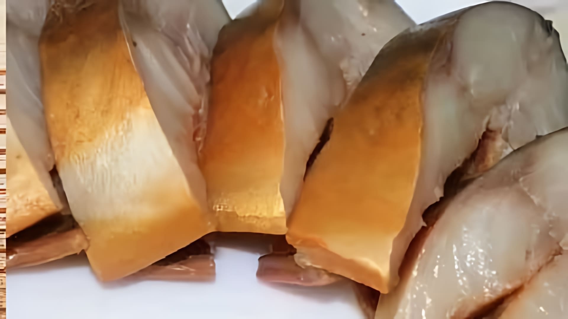 В этом видео демонстрируется процесс приготовления скумбрии в луковой шелухе