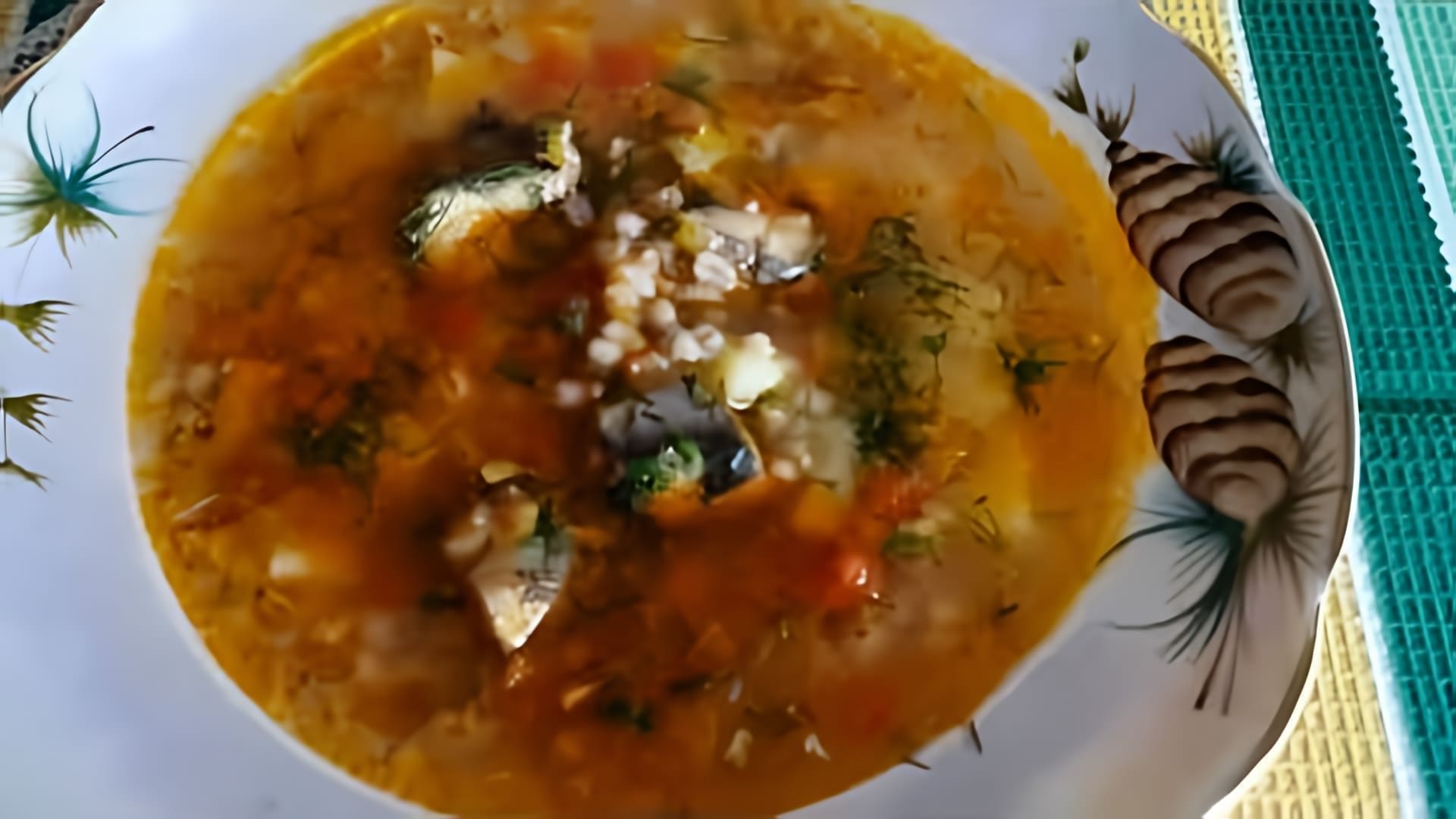 В этом видео демонстрируется процесс приготовления супа с рыбными консервами и перловкой