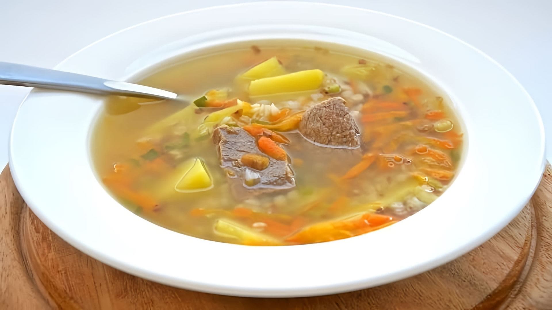 В этом видео демонстрируется процесс приготовления супа с мясом и вермишелью